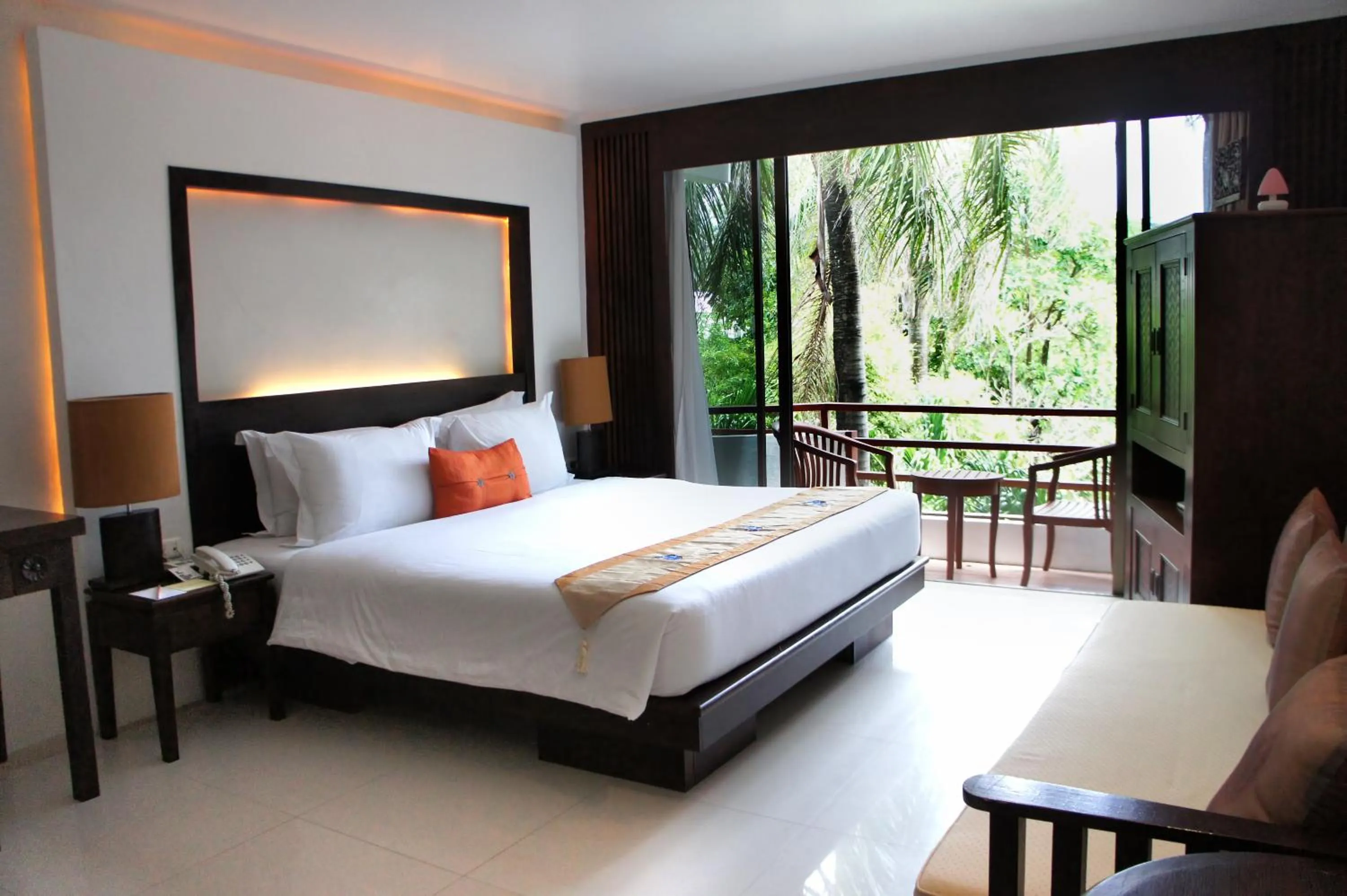 Photo of the whole room, Bed in Safari Beach Hotel Patong