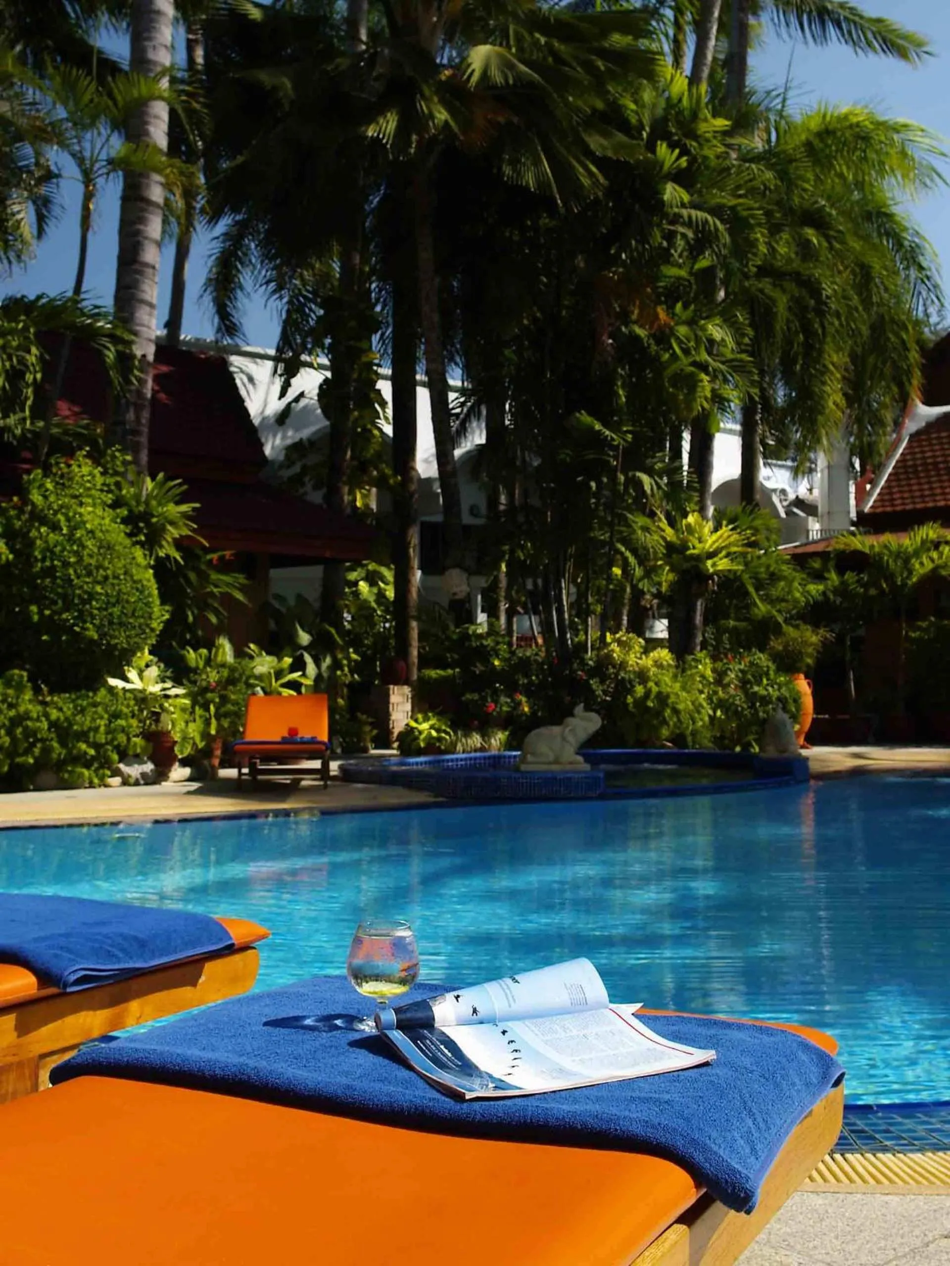 Swimming pool in Safari Beach Hotel Patong