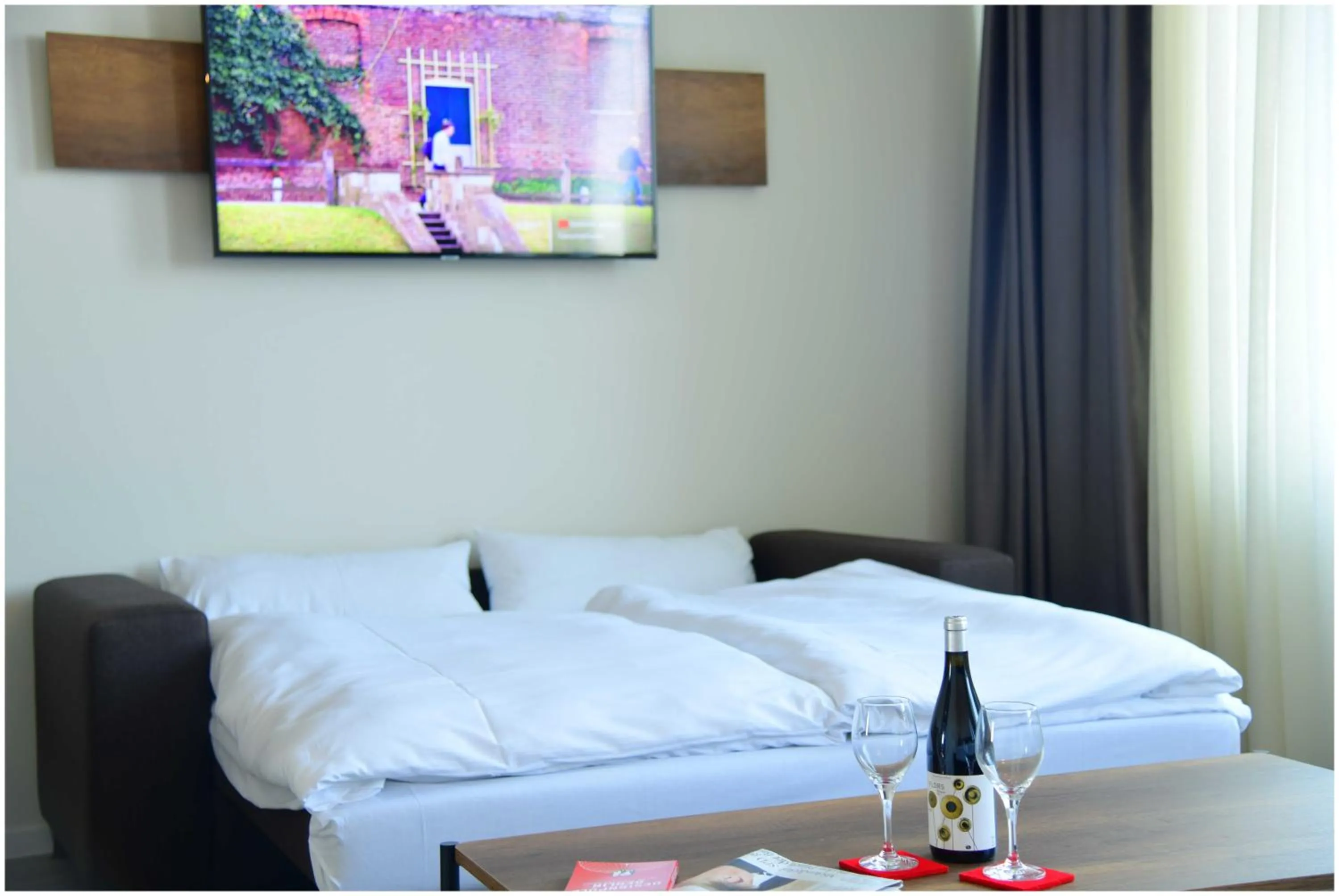 Living room, Bed in Motel Plus Schönefeld