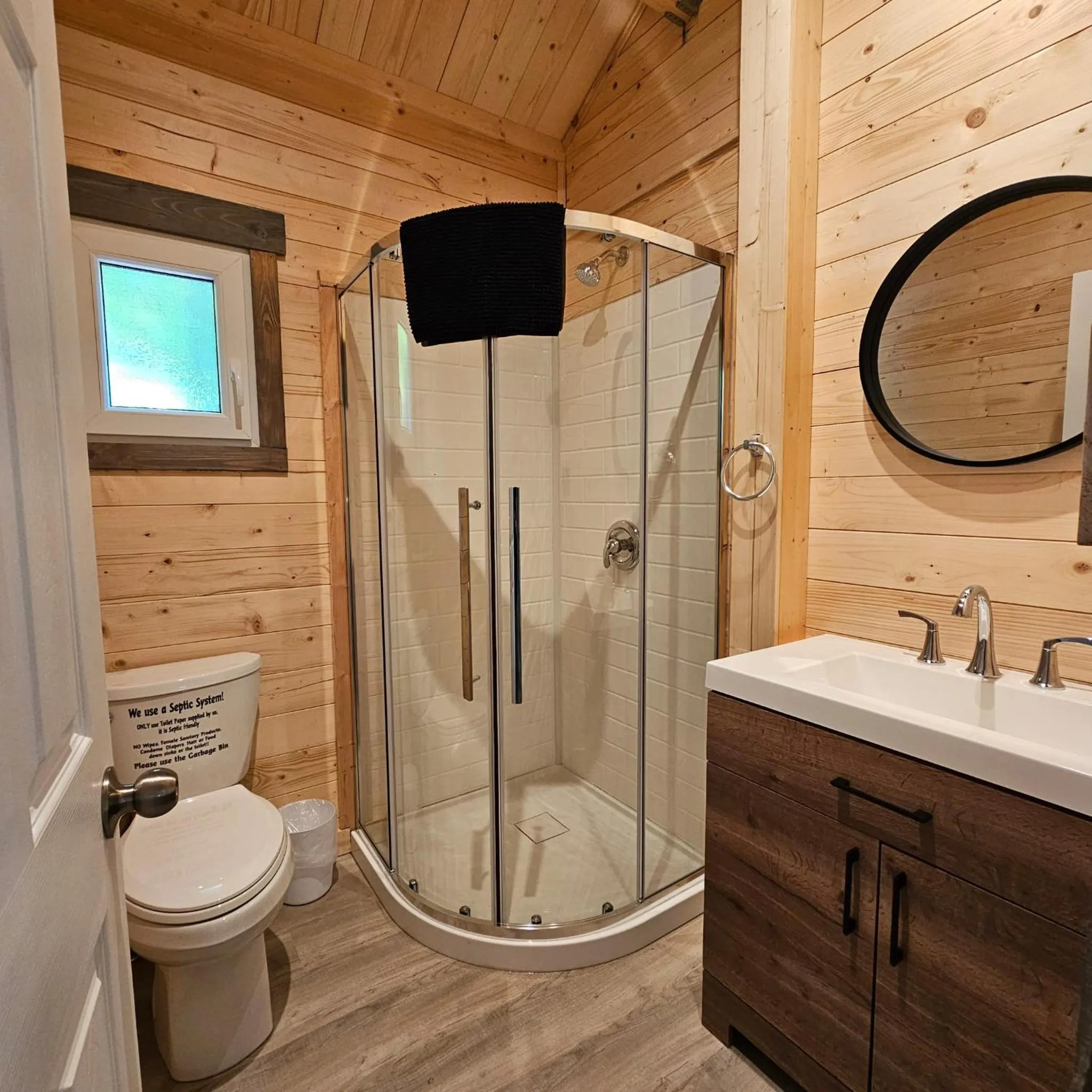 Shower in Parkway Cottage Resort and Trading Post