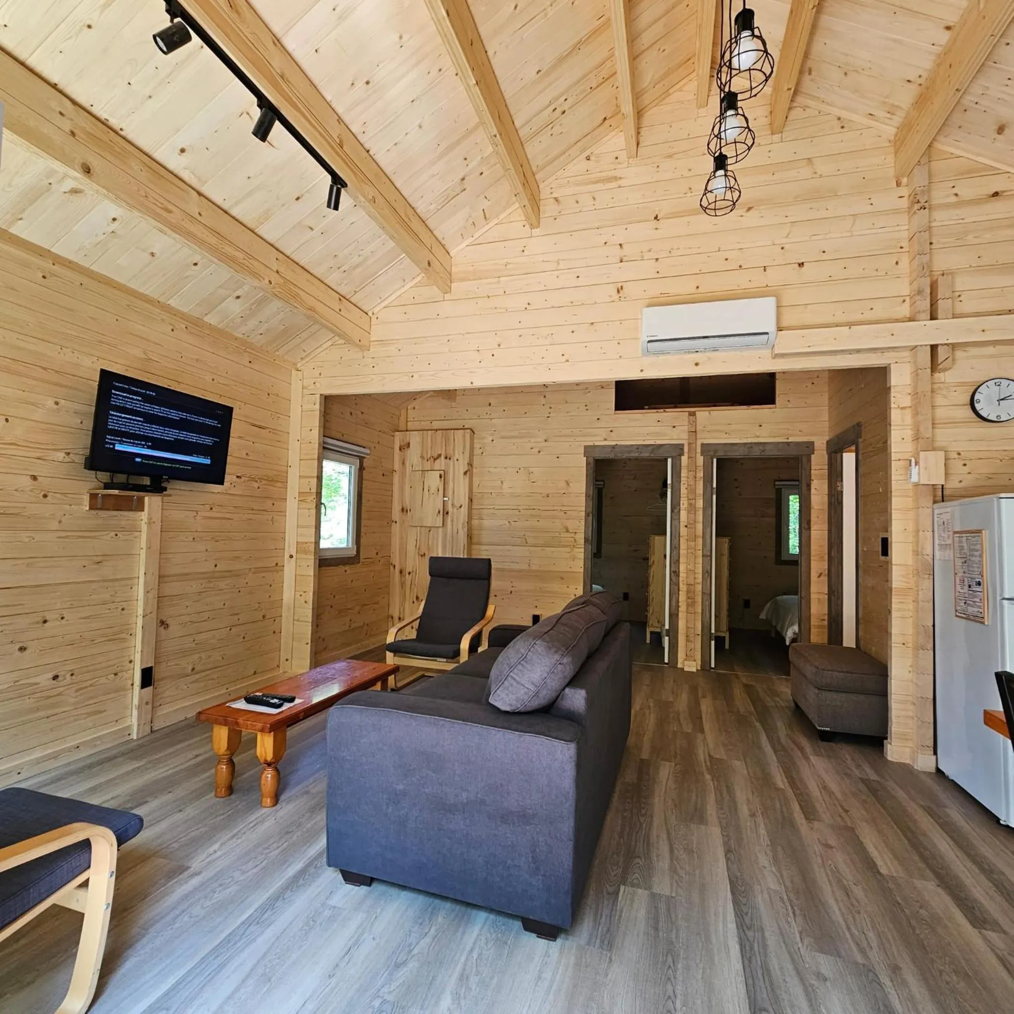 TV and multimedia in Parkway Cottage Resort and Trading Post