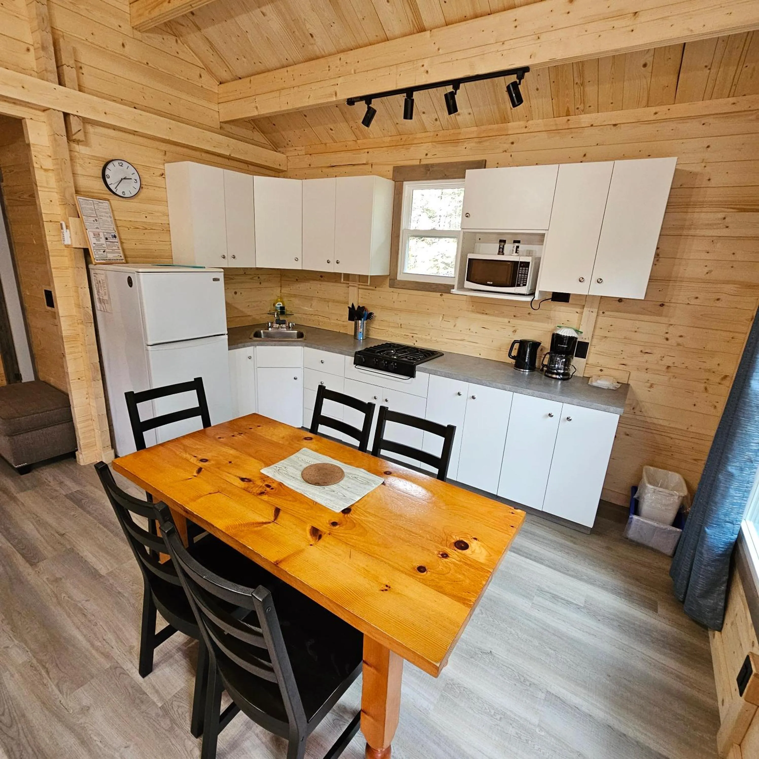 Coffee/tea facilities in Parkway Cottage Resort and Trading Post