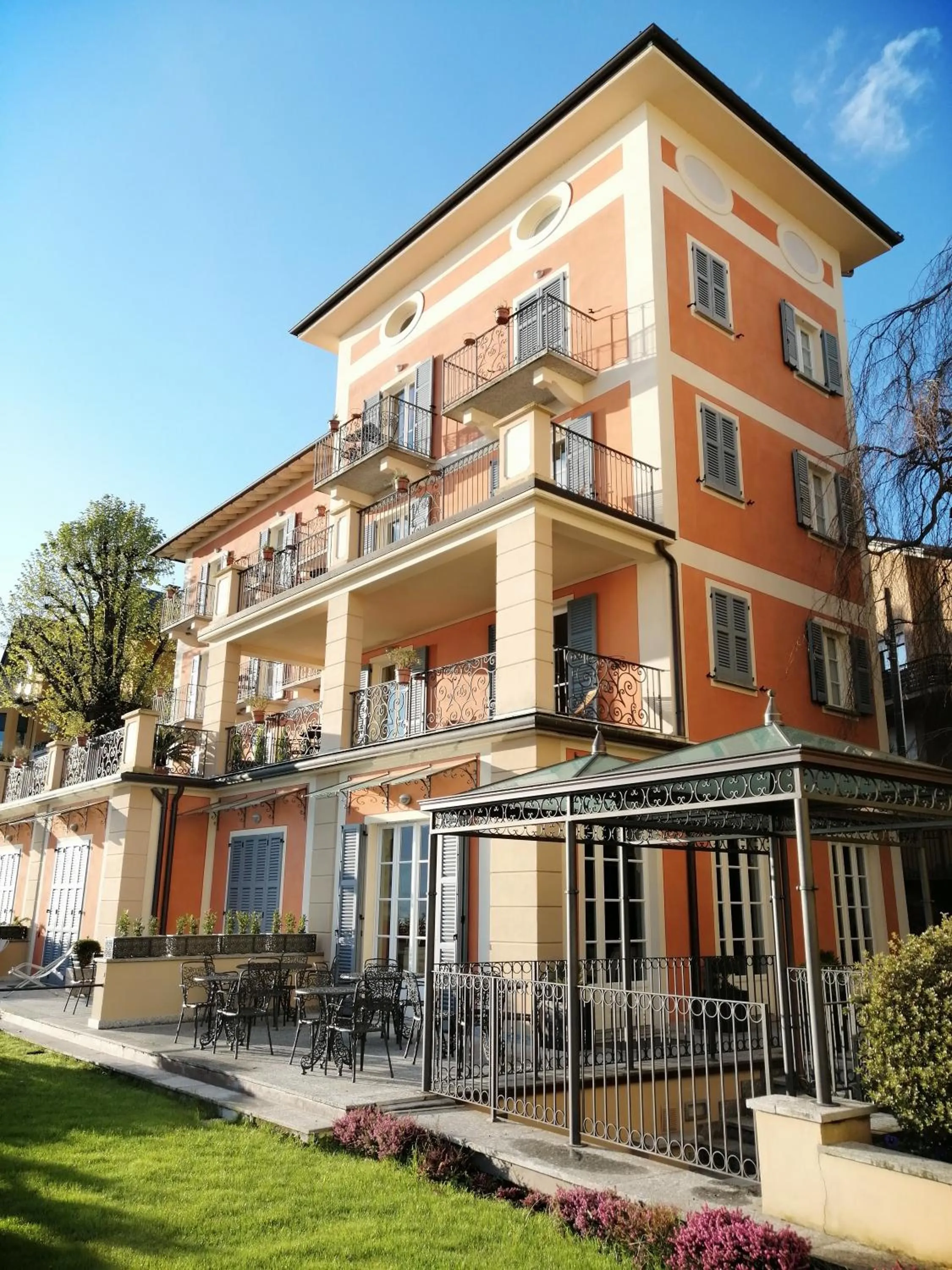 Property building in Hotel Residence La Luna Nel Porto