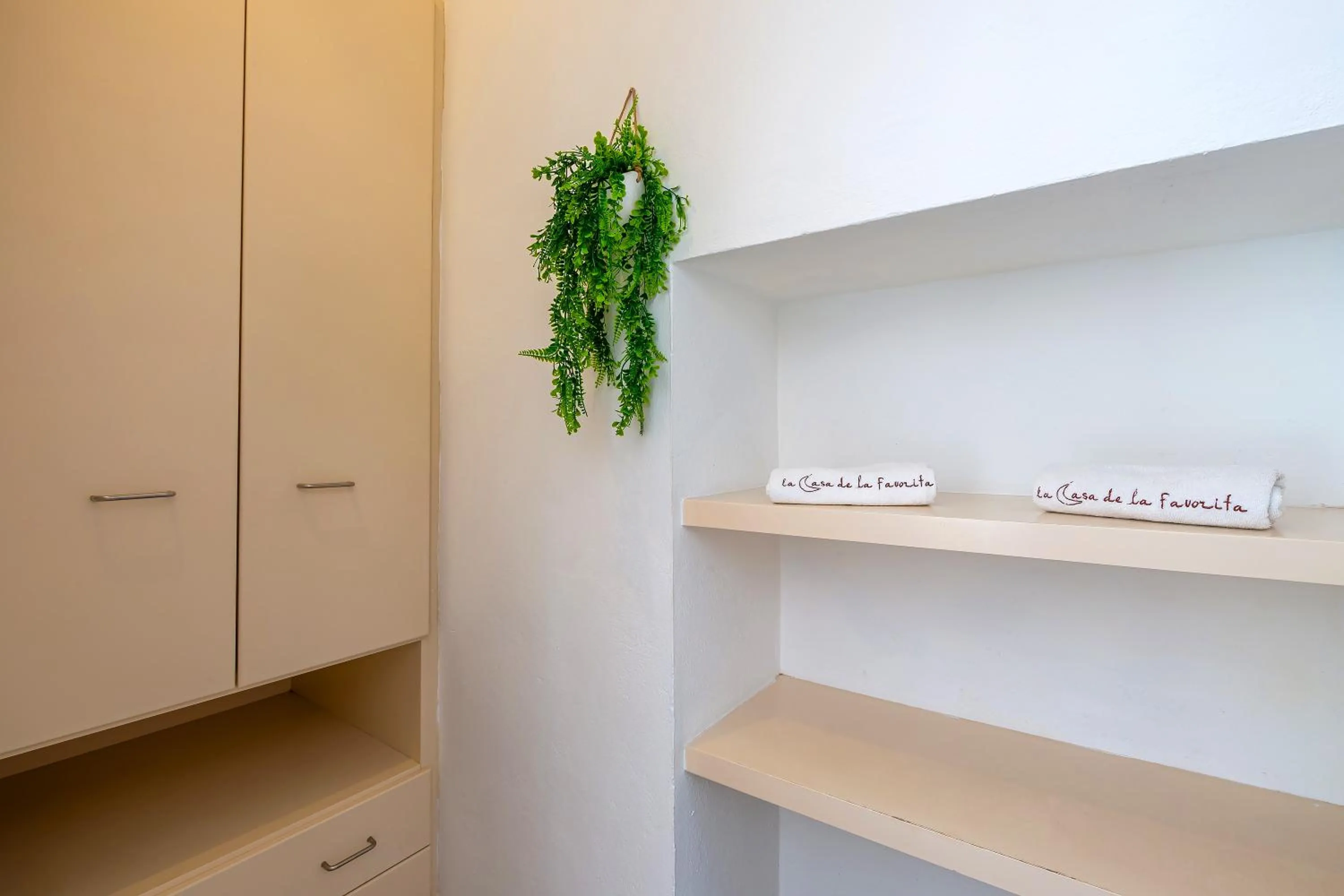 wardrobe in La Casa de la Favorita