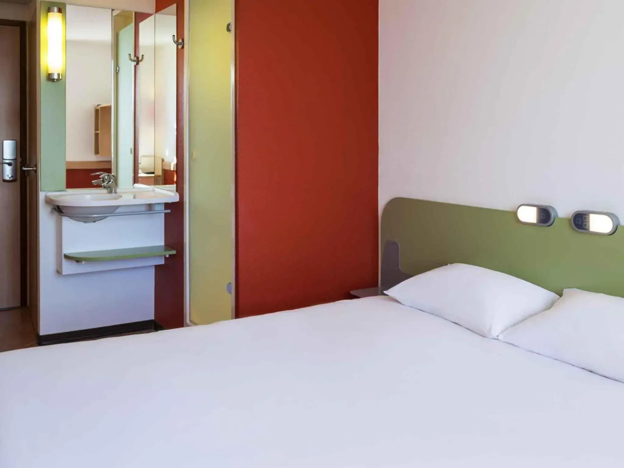 Standard Queen Room in Ibis Budget Lyon Centre - Gare Part Dieu Standard Queen Room in Ibis Budget Lyon Centre - Gare Part Dieu