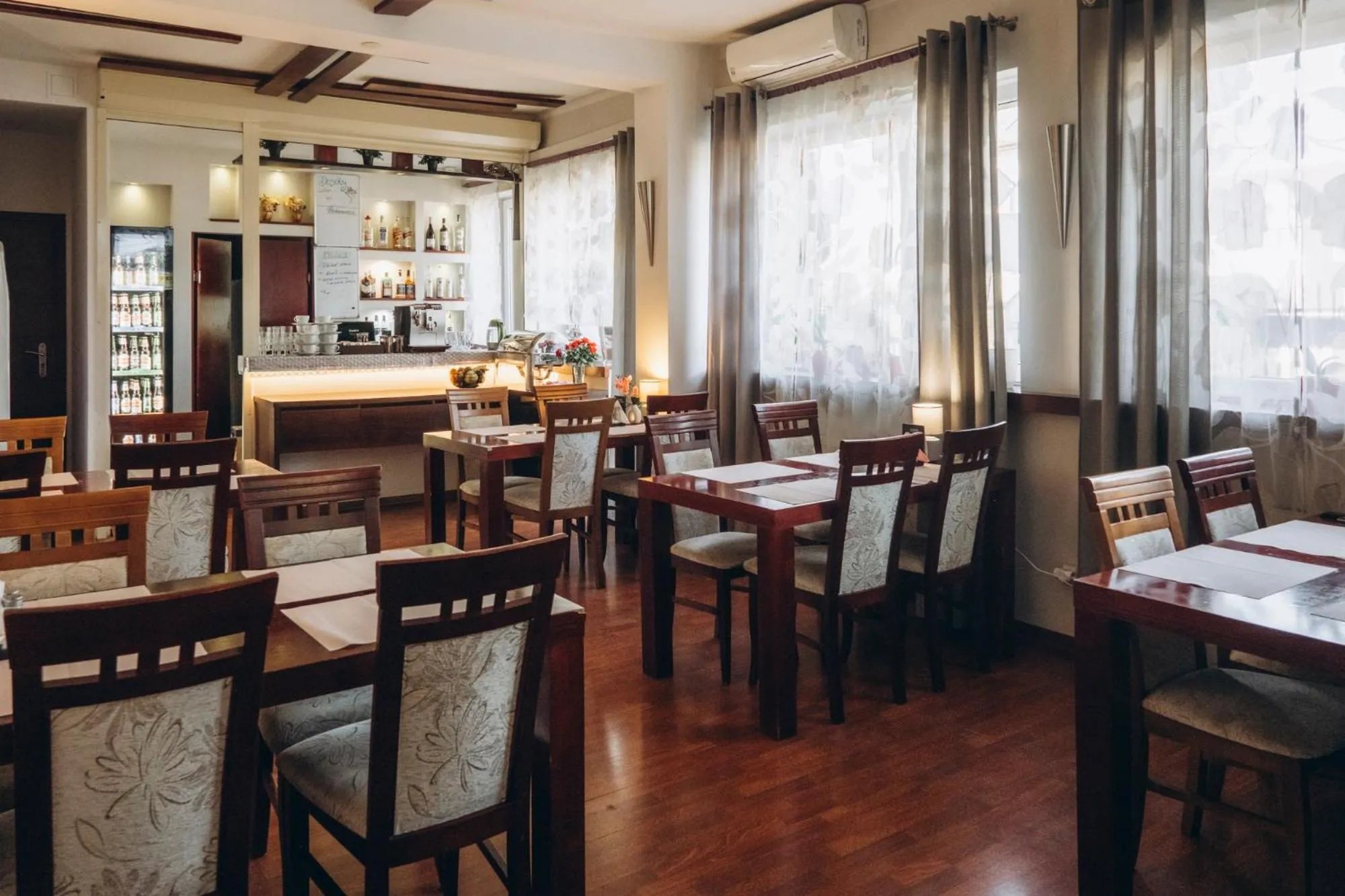 Restaurant/places to eat in Hotel-24