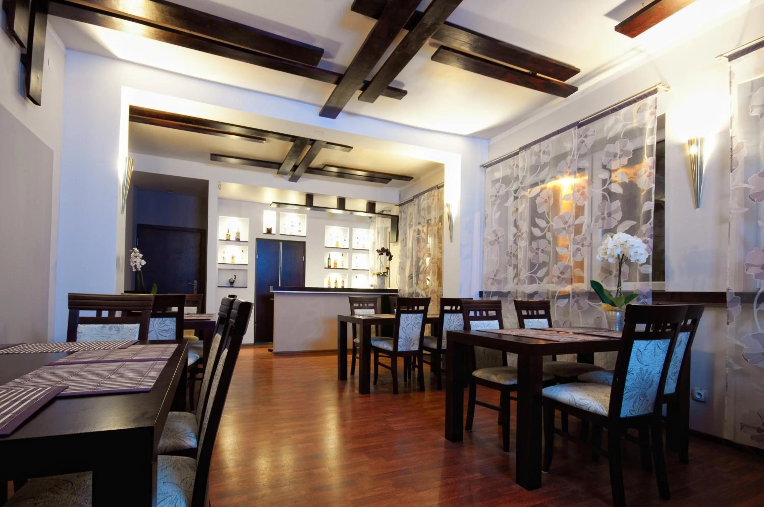 Restaurant/places to eat in Hotel-24