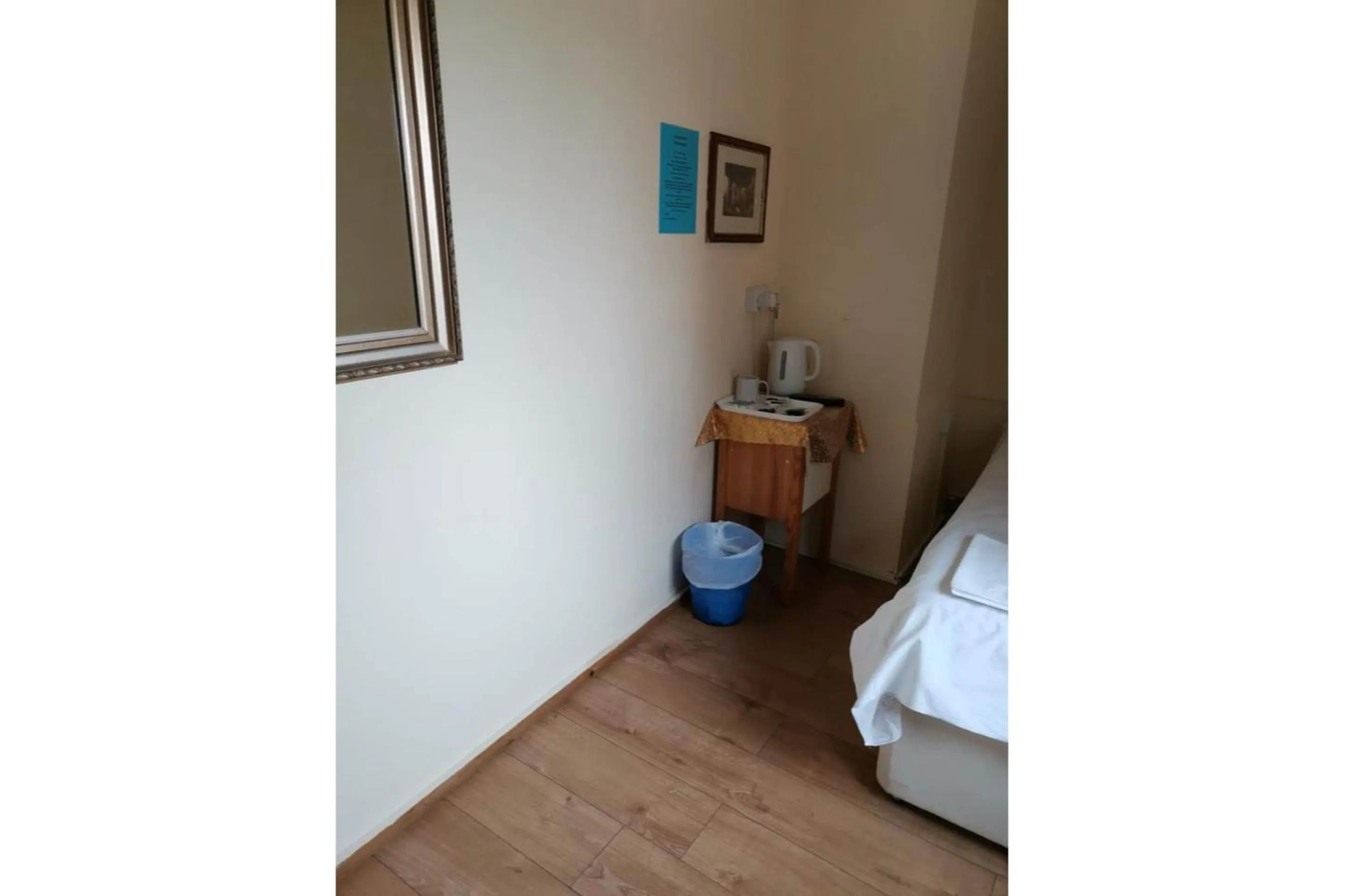 Bedroom, Bed in Swan Inn, Heathrow Airport