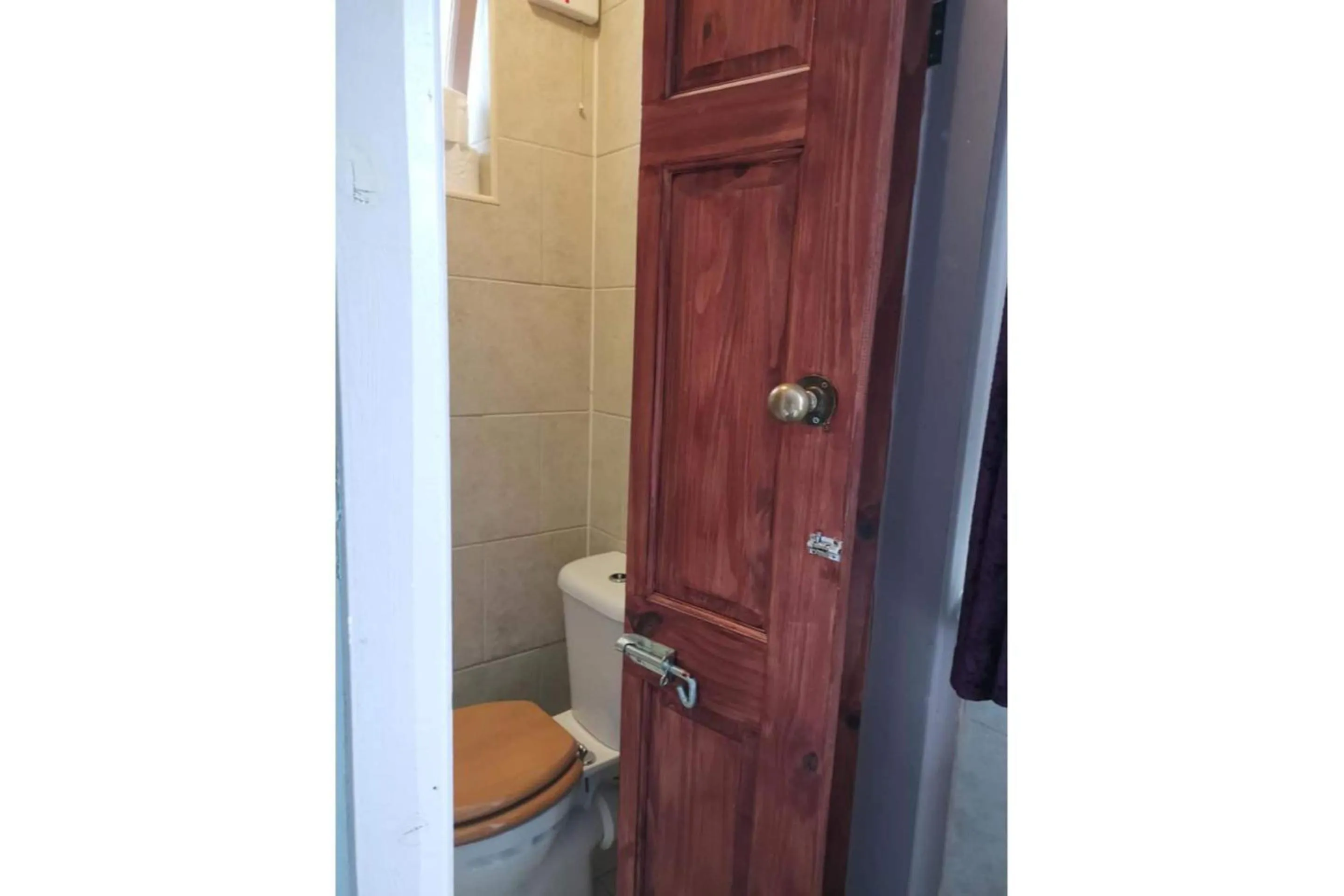 Bathroom in Swan Inn, Heathrow Airport