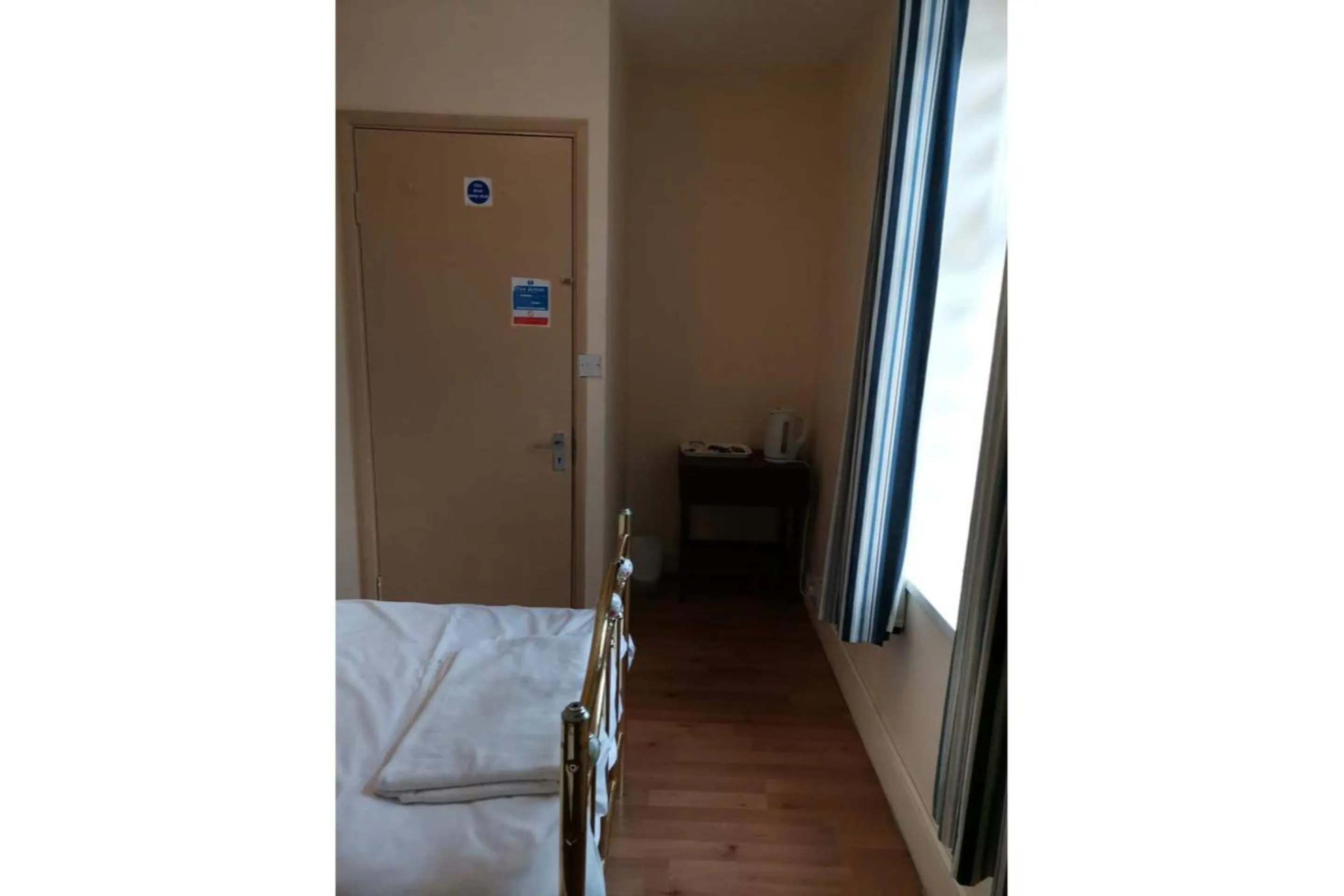 Bedroom, Bed in Swan Inn, Heathrow Airport