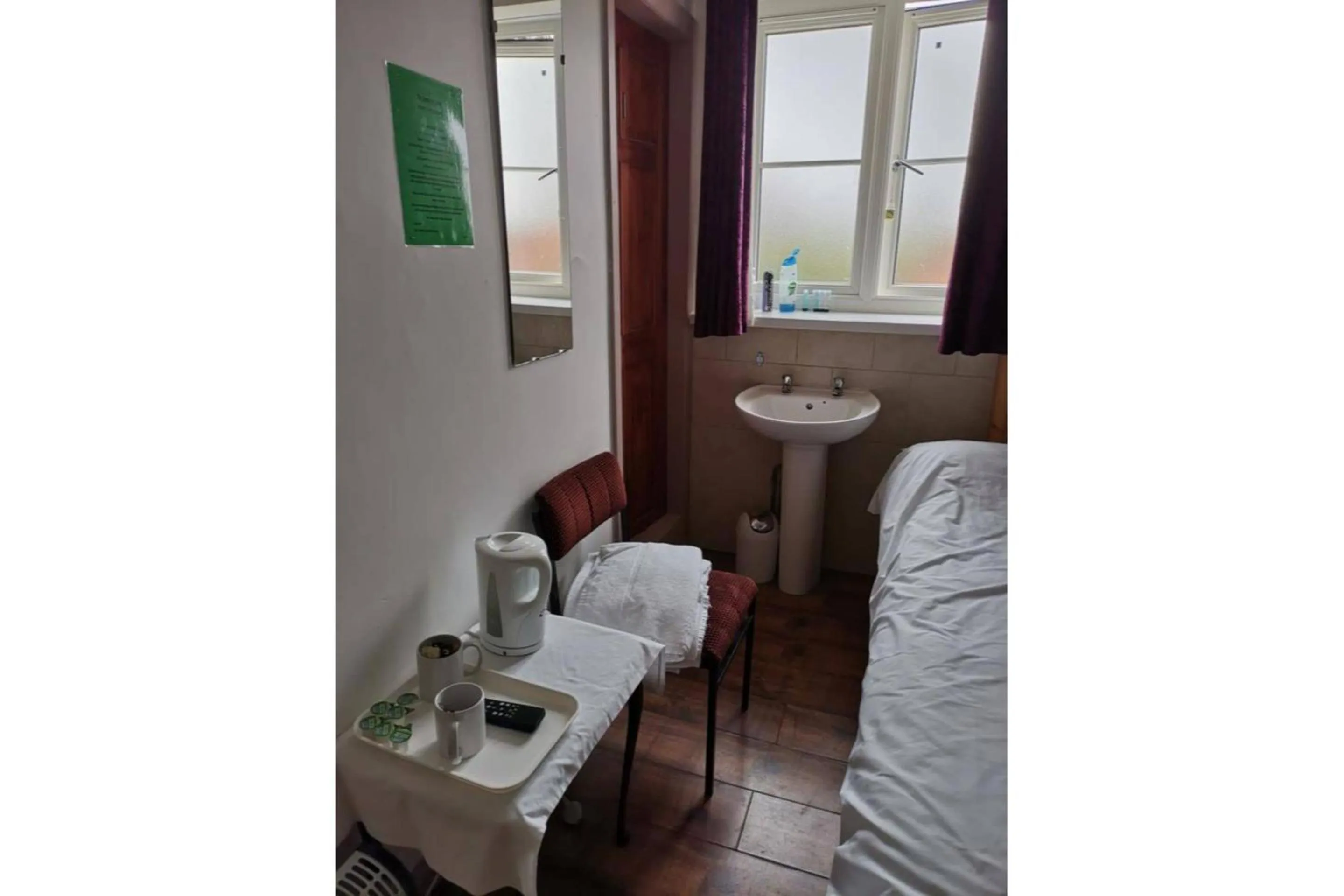 Bedroom in Swan Inn, Heathrow Airport