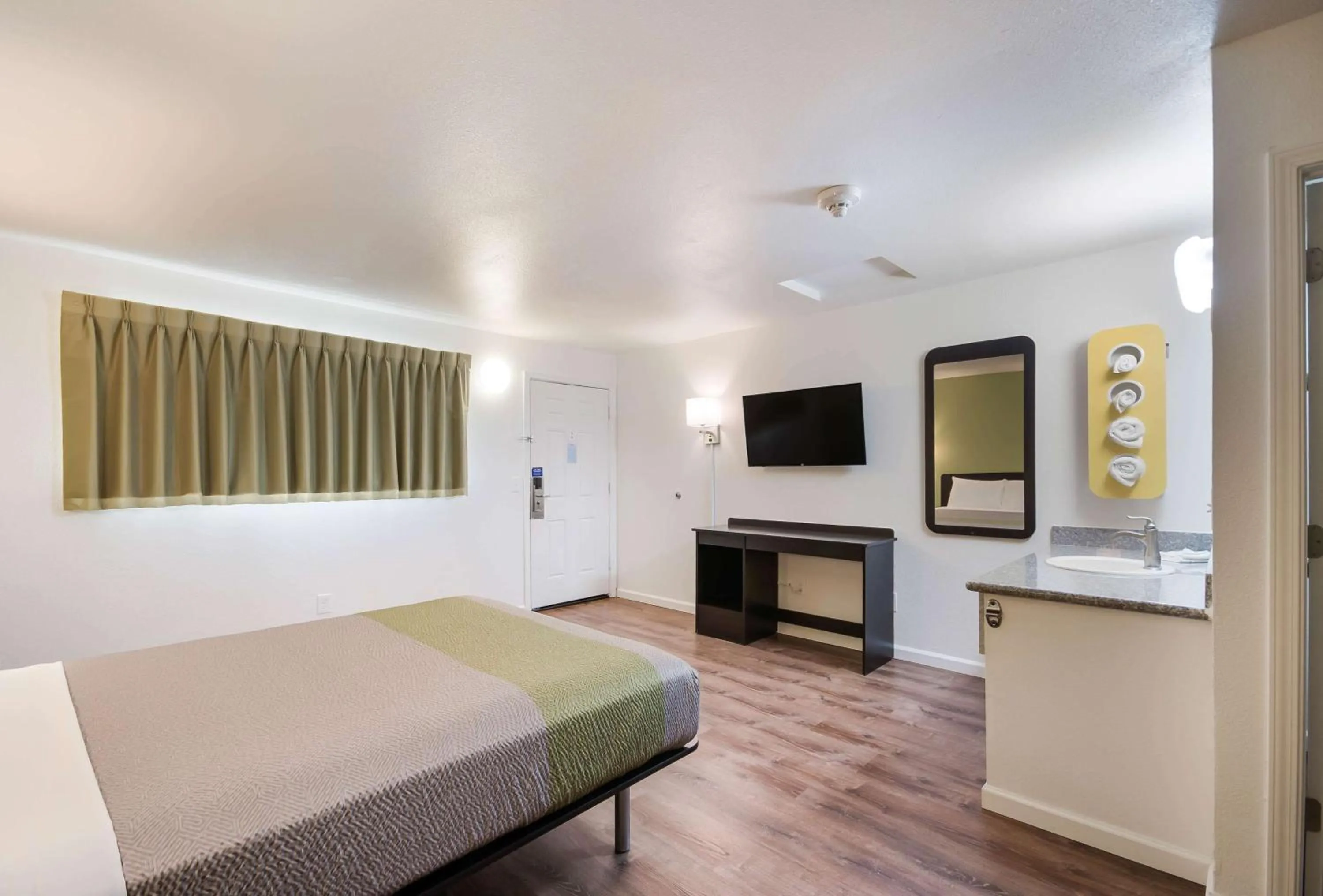 TV and multimedia, Bed in Motel 6-Burlington, WA