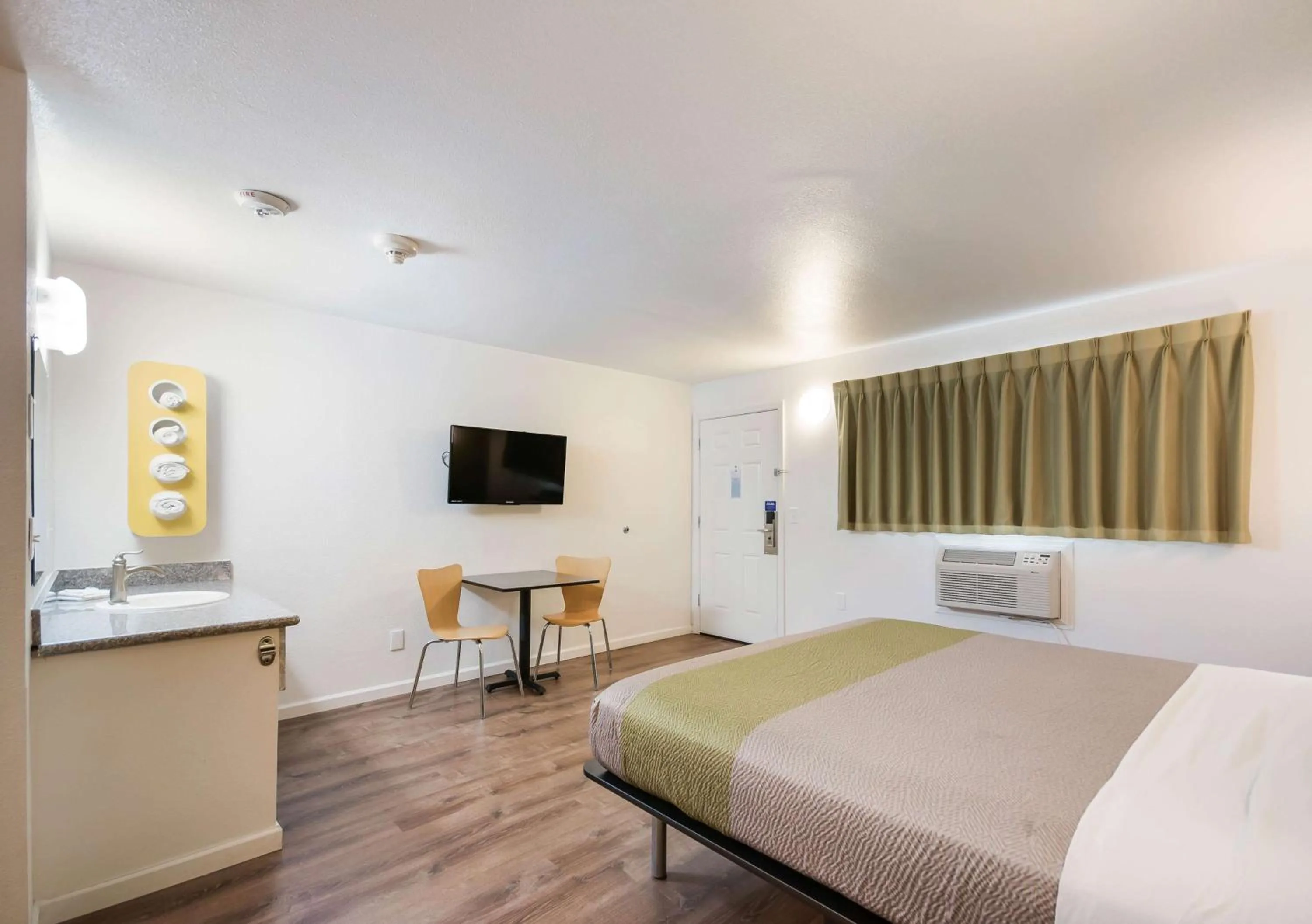 TV and multimedia, Bed in Motel 6-Burlington, WA