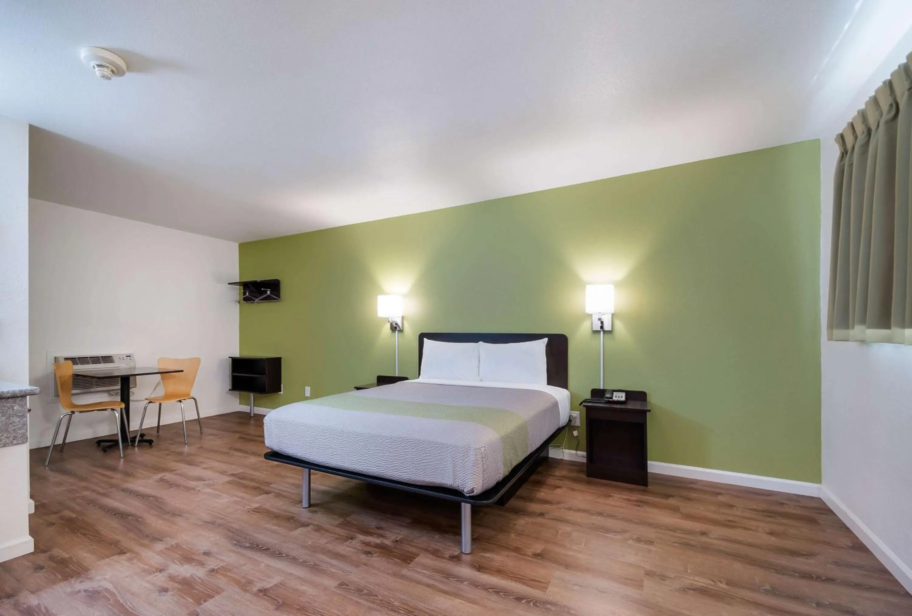 Photo of the whole room, Bed in Motel 6-Burlington, WA