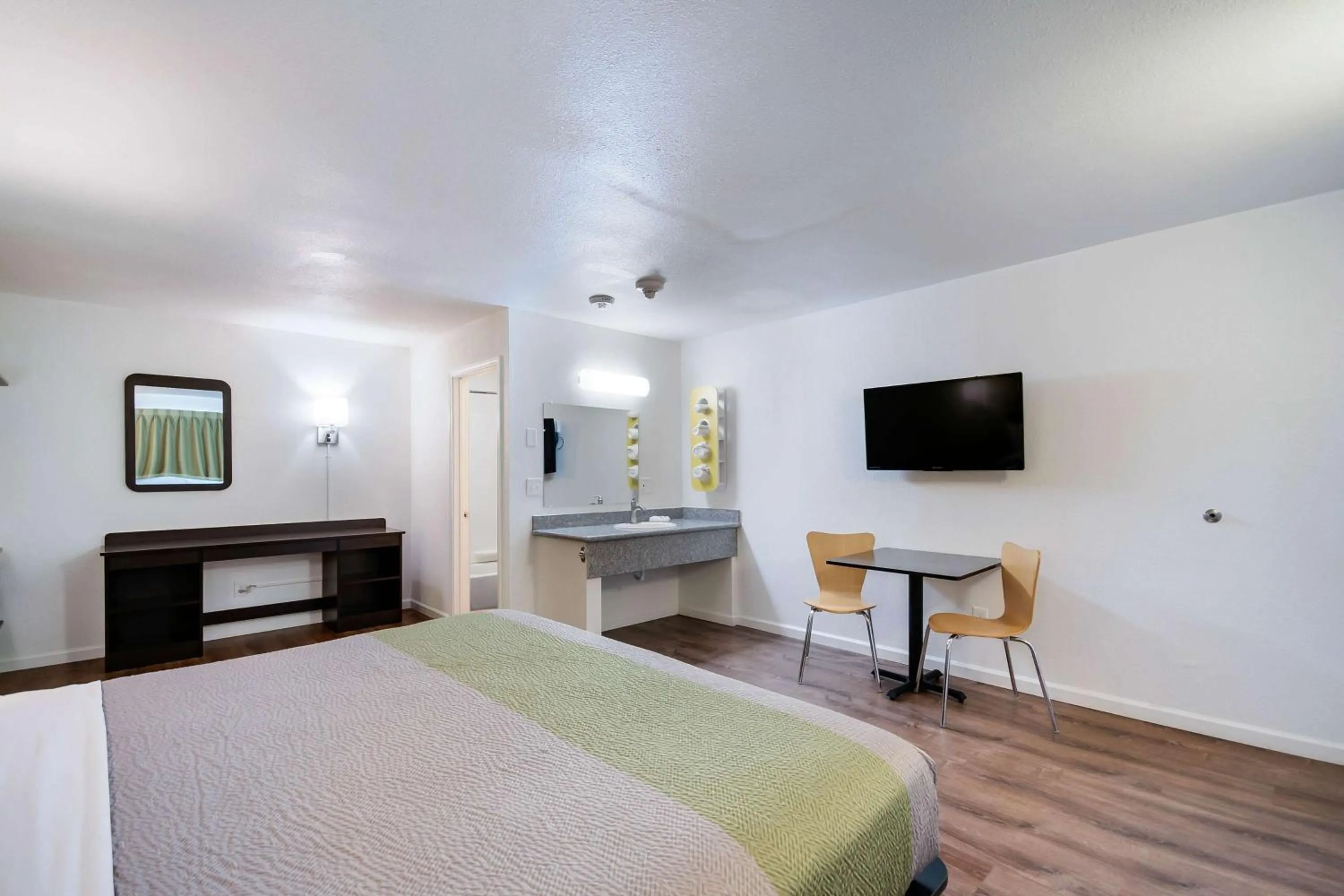 TV and multimedia, Bed in Motel 6-Burlington, WA