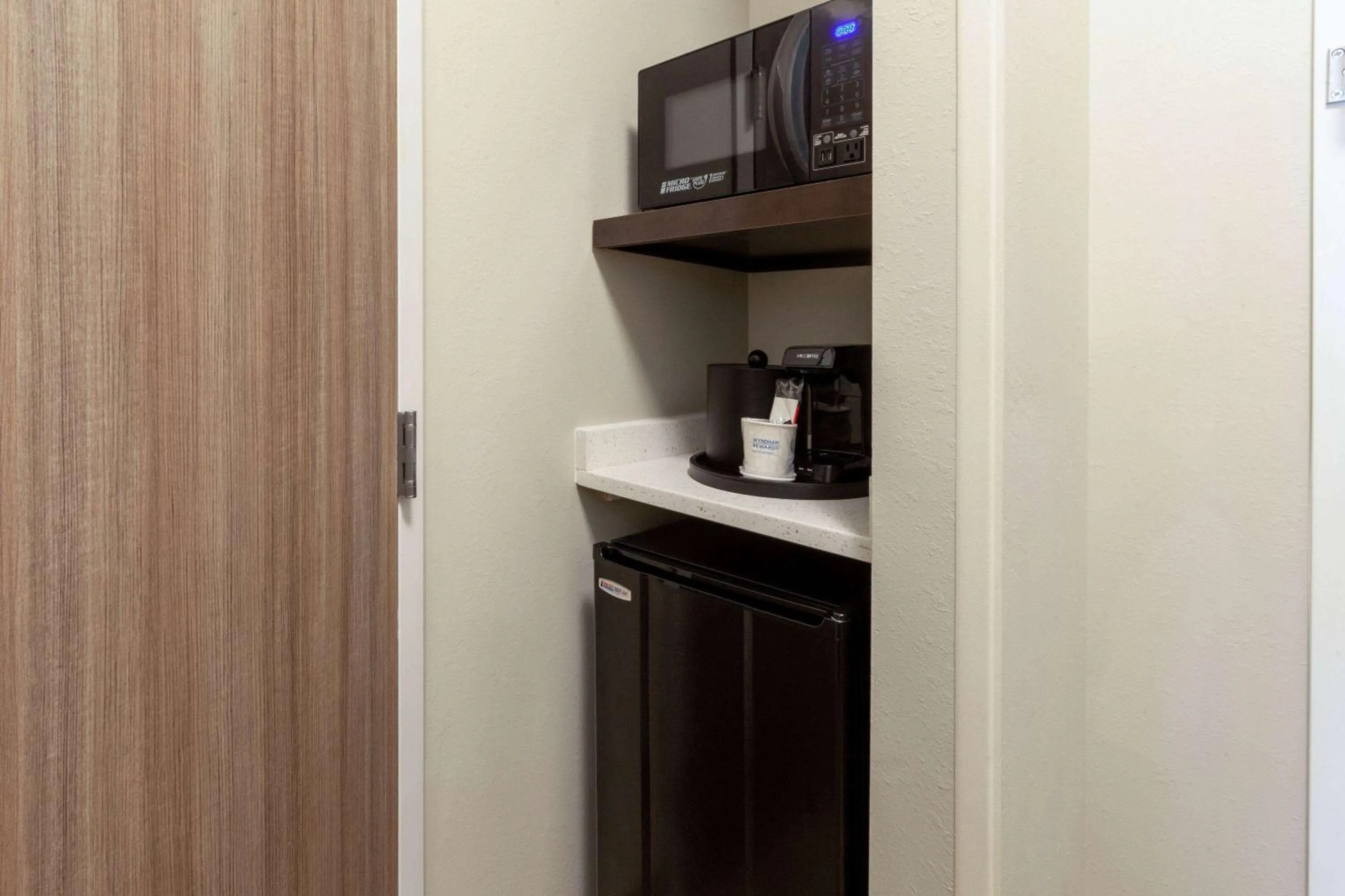 Coffee/tea facilities in La Quinta Inn & Suites by Wyndham Middletown-Goshen