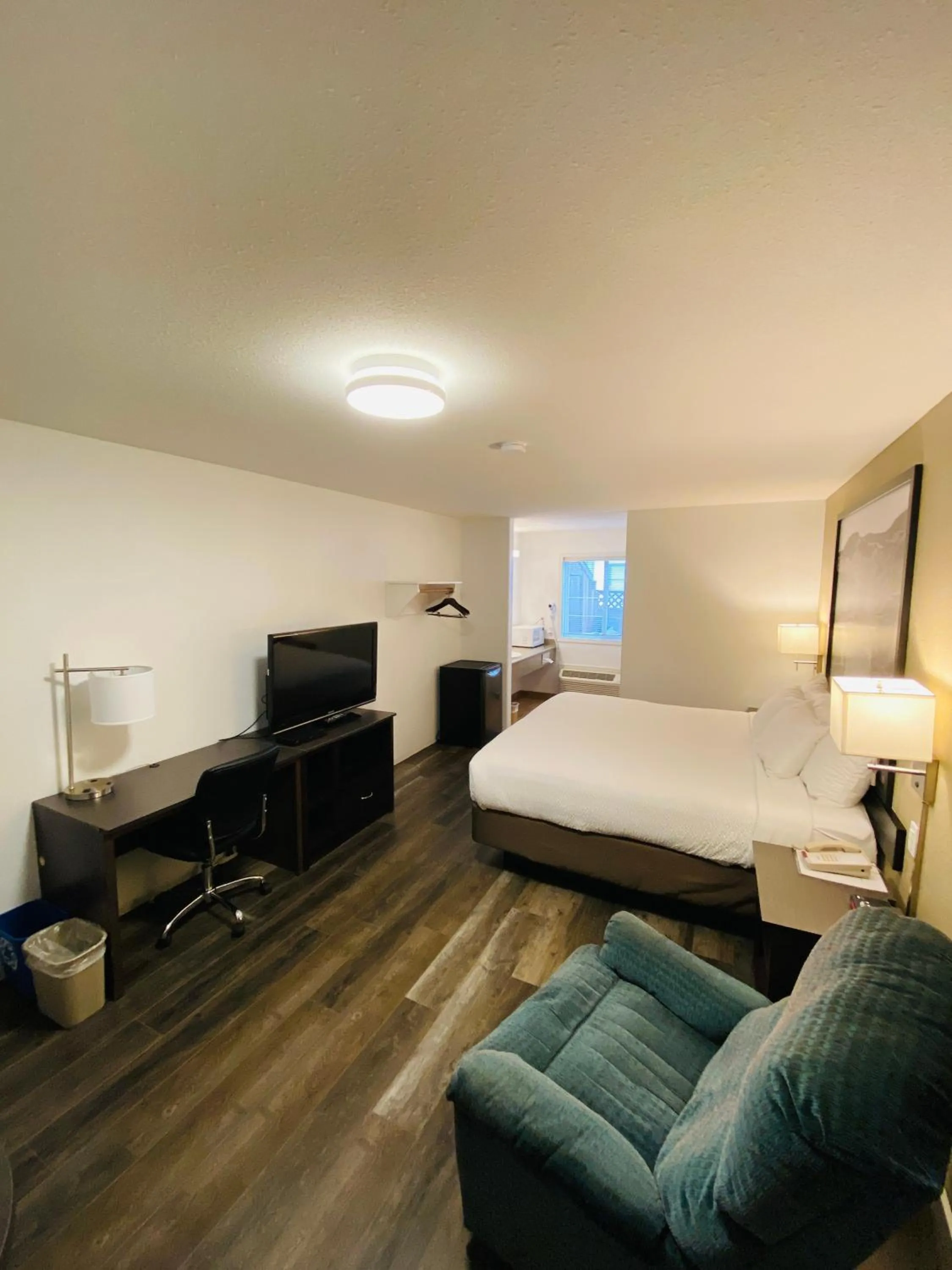 Bed in Super 8 by Wyndham 100 Mile House