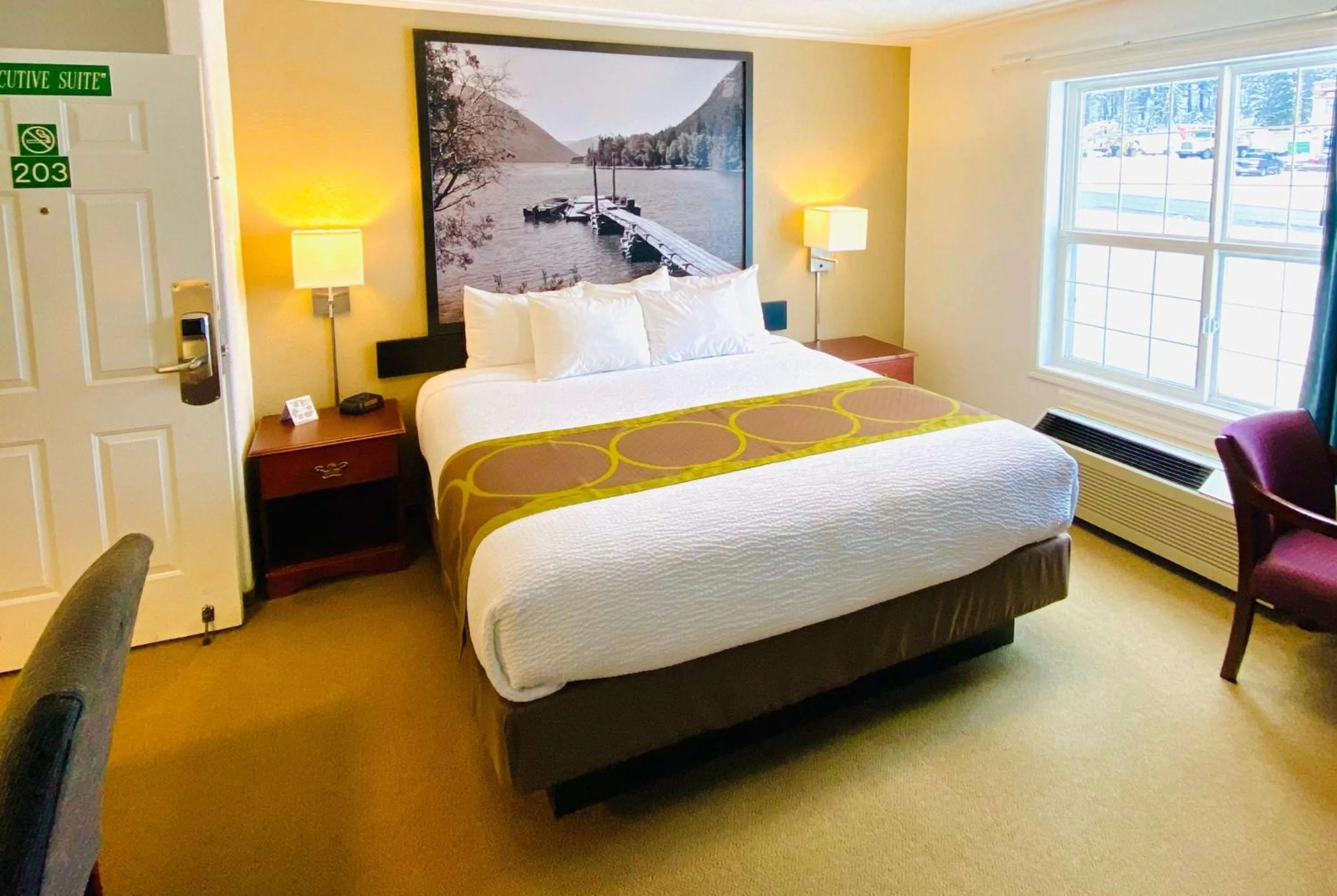 Photo of the whole room, Bed in Super 8 by Wyndham 100 Mile House