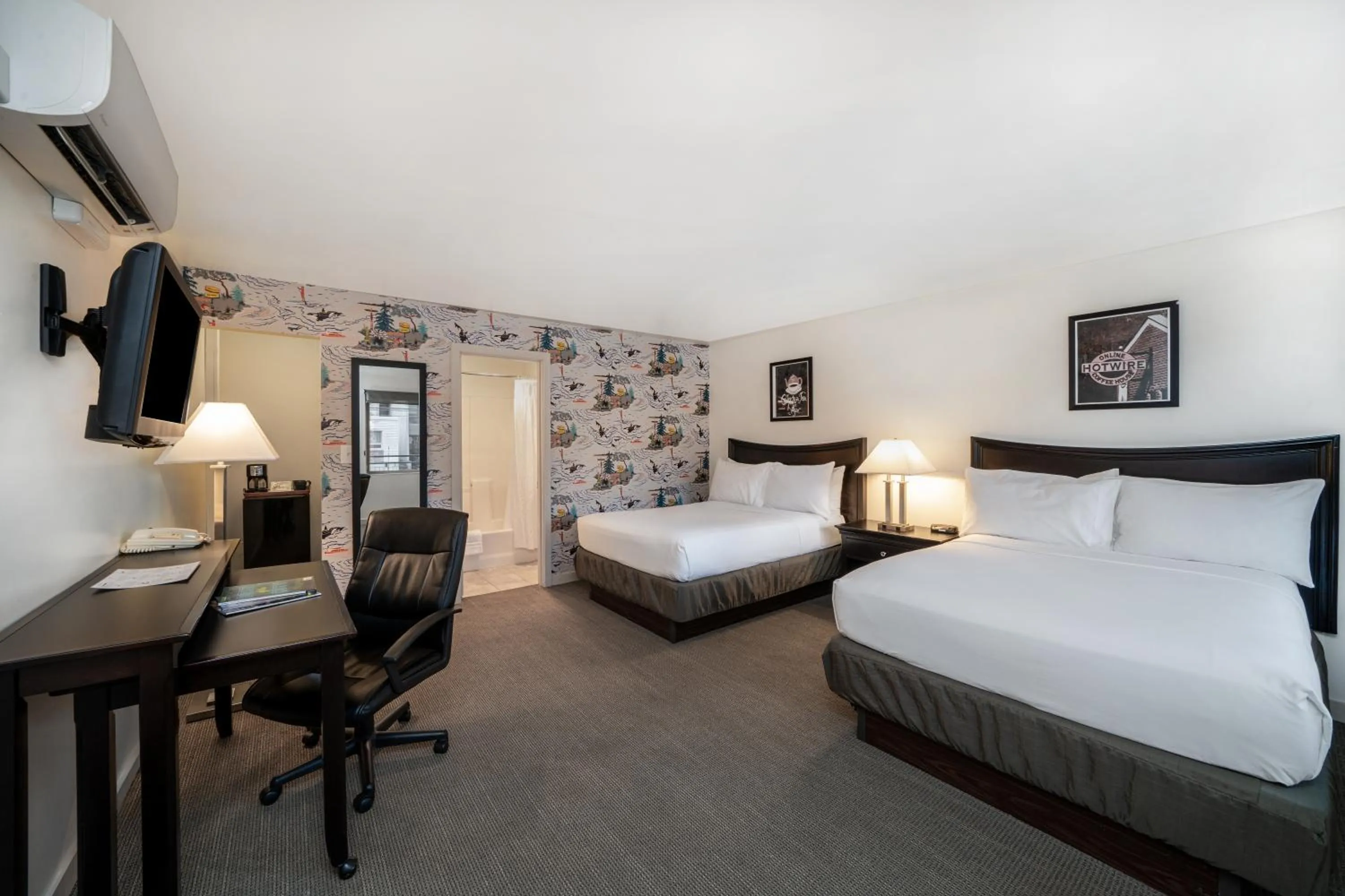 Photo of the whole room, Bed in The Grove West Seattle Inn