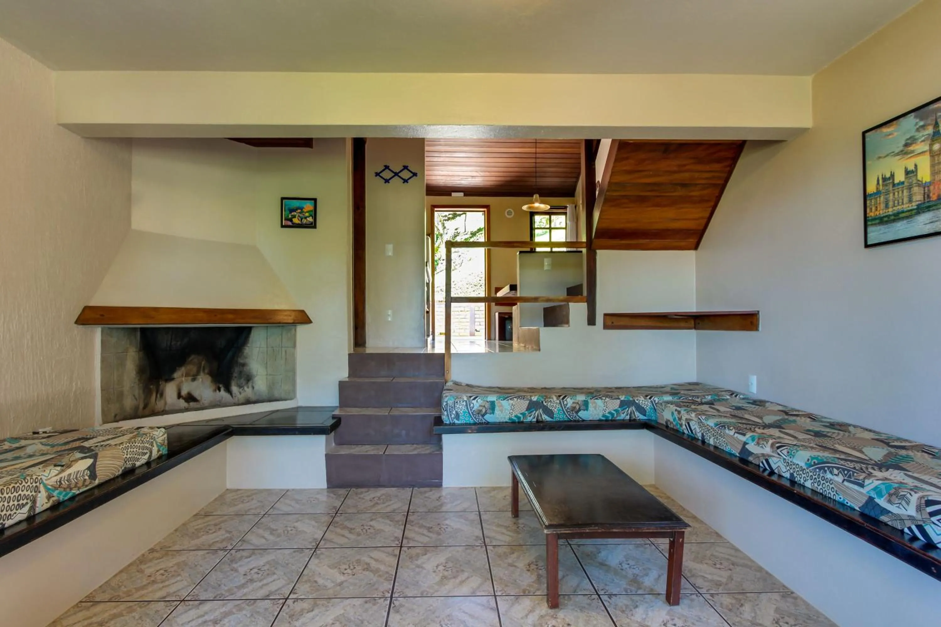 Communal lounge/ TV room in Pousada dos Ingleses