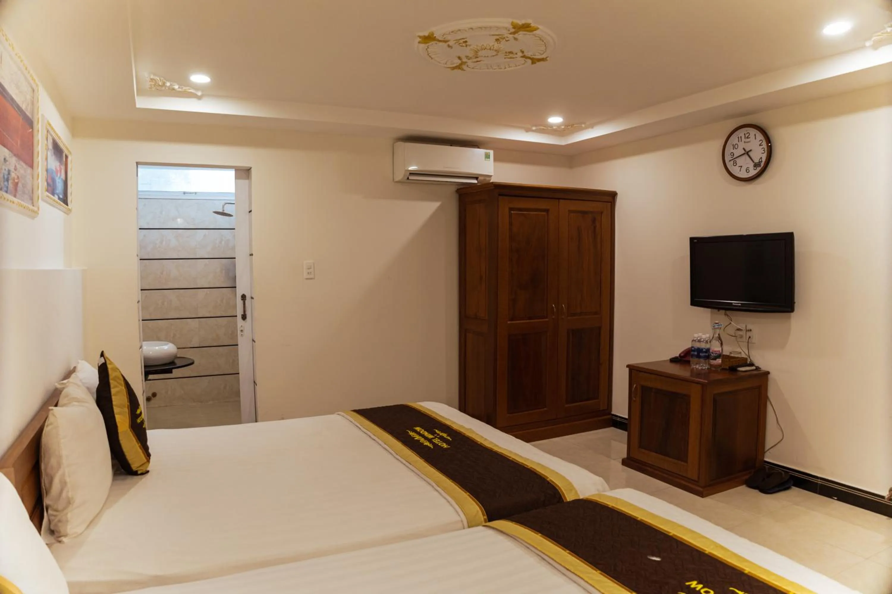 Photo of the whole room, Bed in Window 1 Hotel