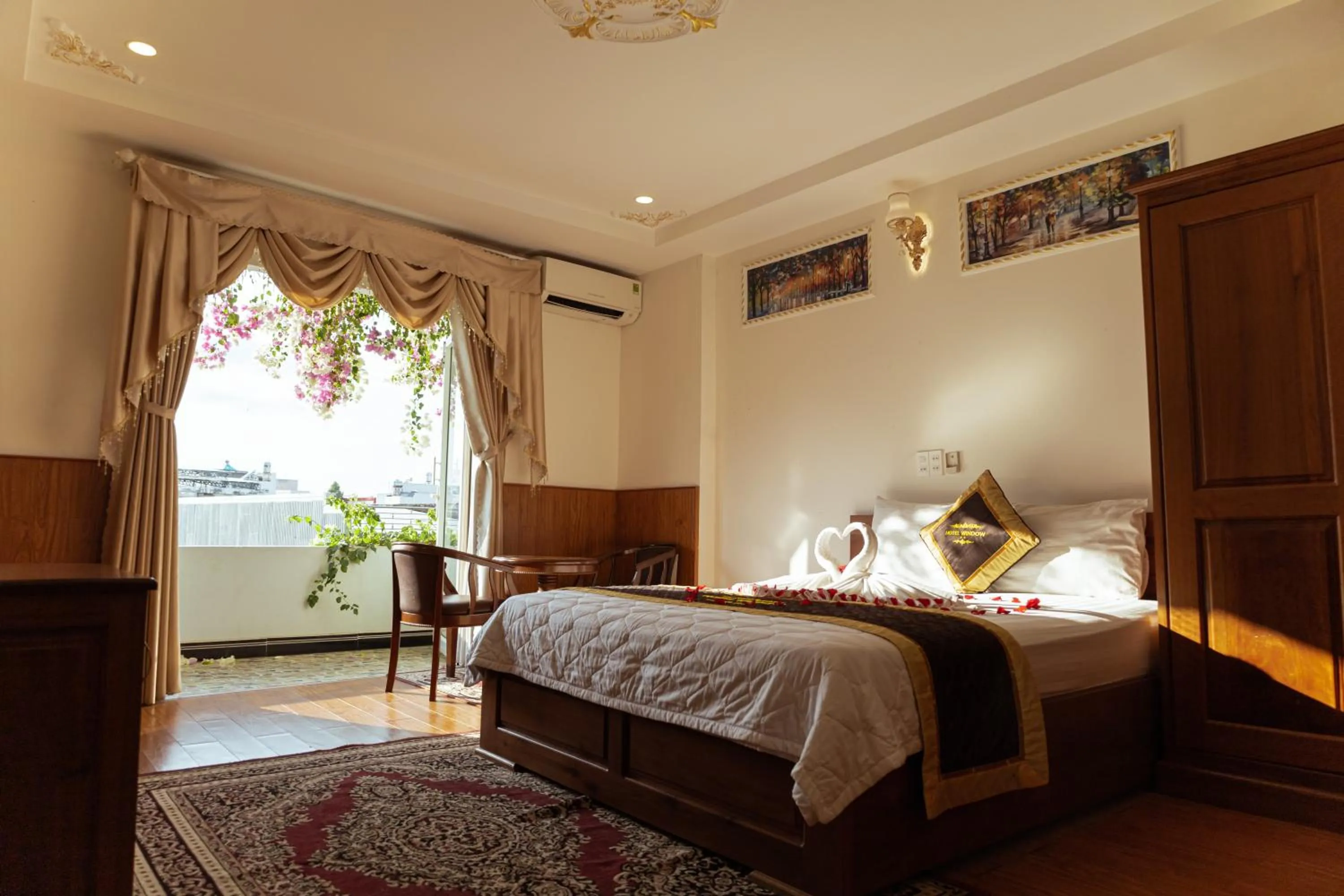 Photo of the whole room, Bed in Window 1 Hotel