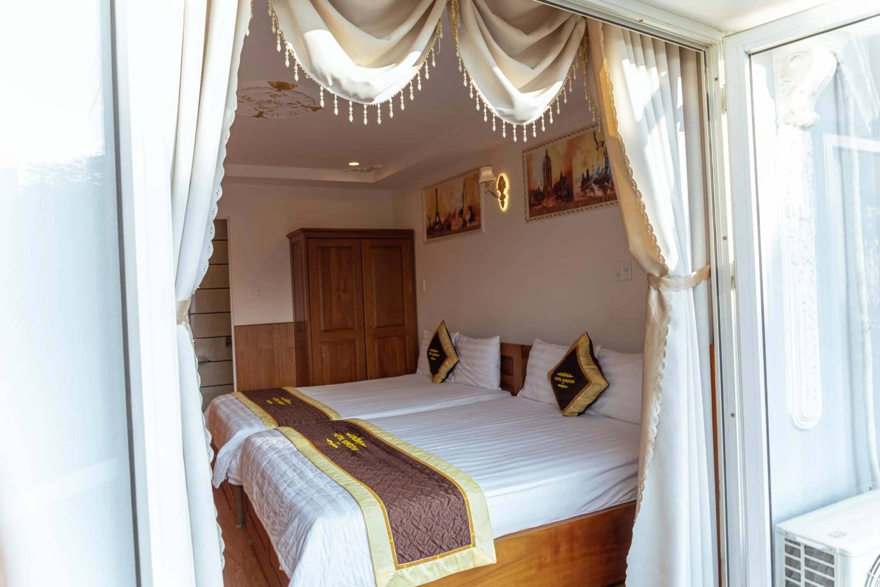 Bed in Window 1 Hotel