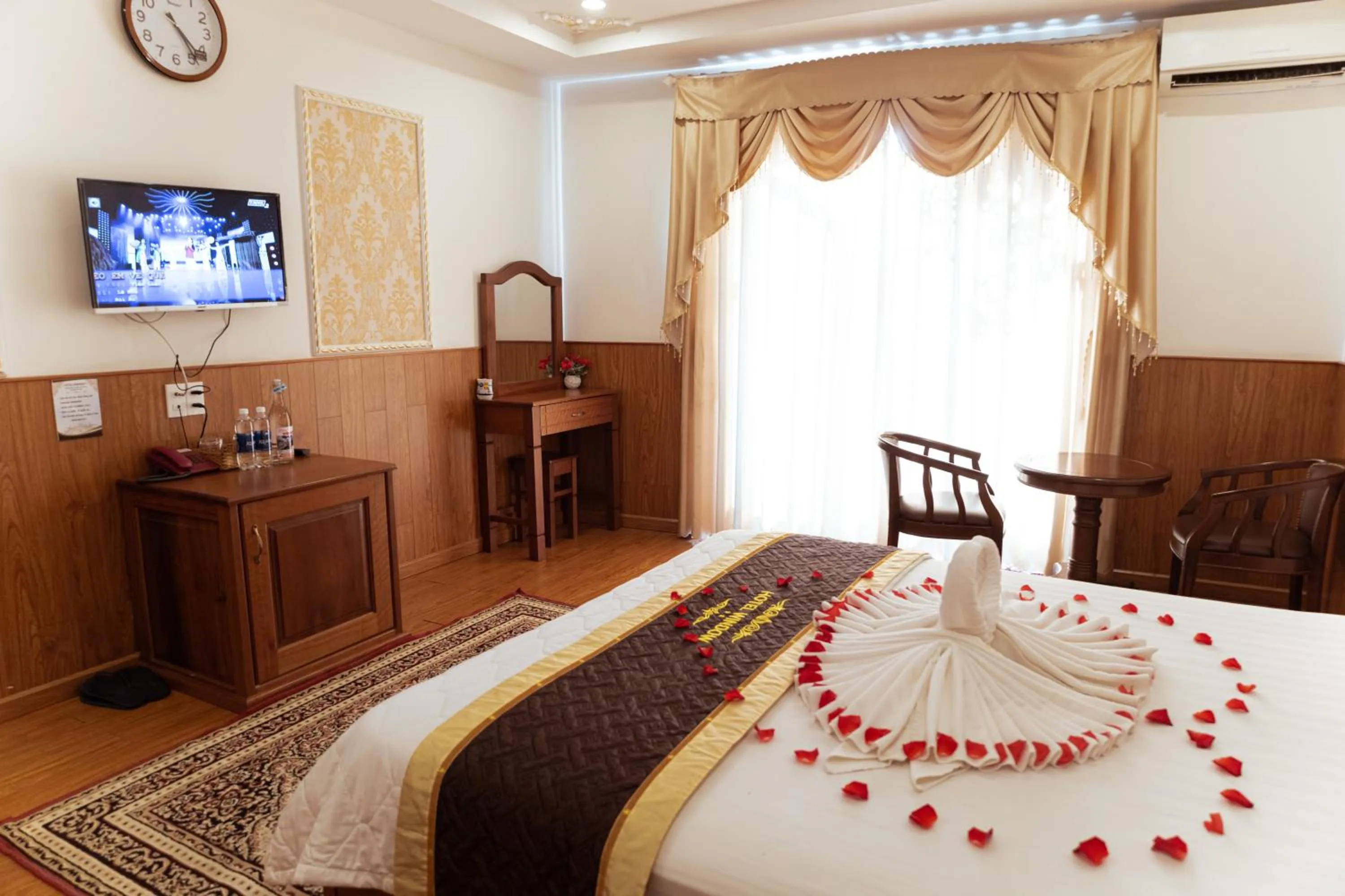 Bed in Window 1 Hotel