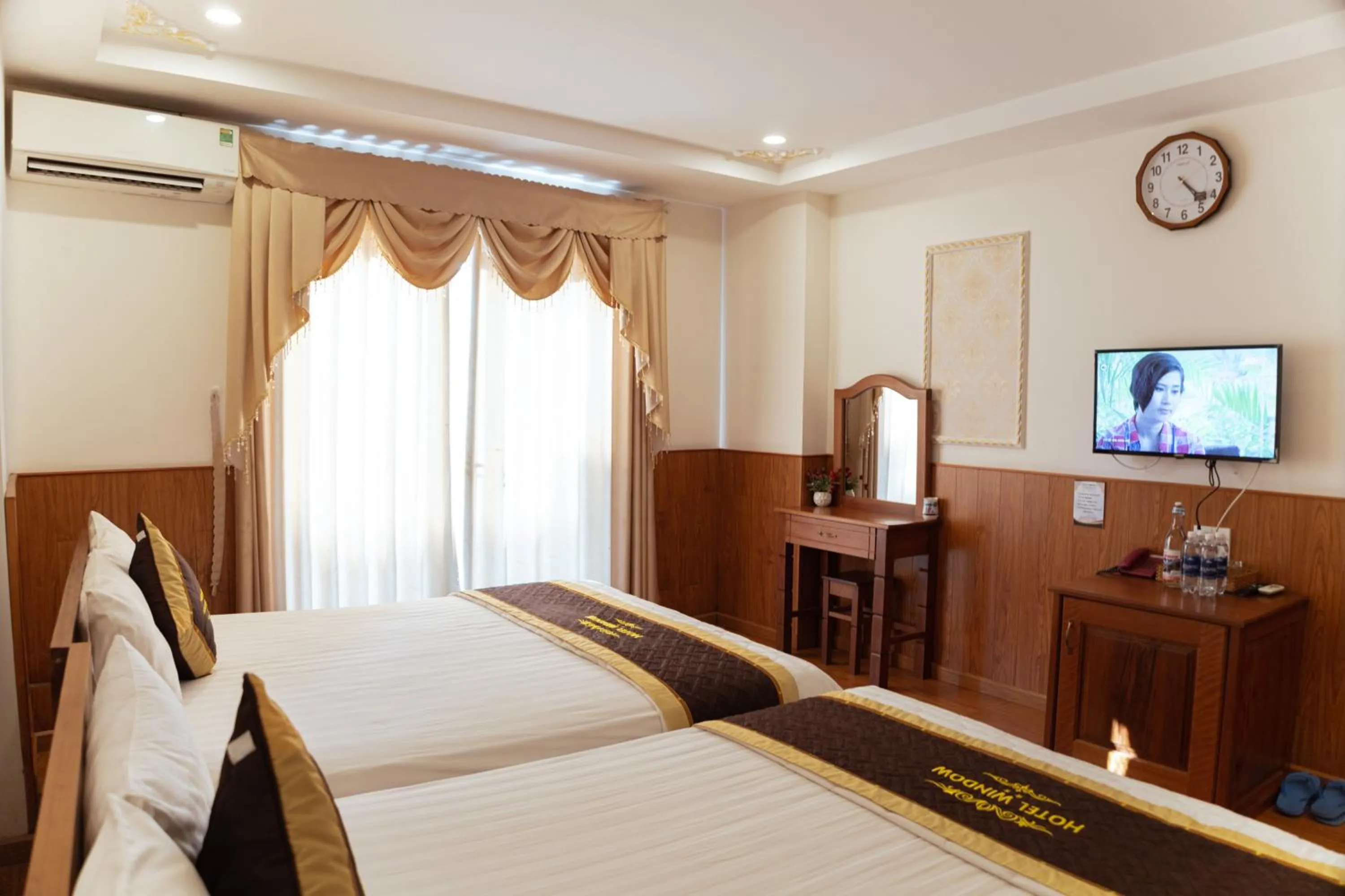 Photo of the whole room, Bed in Window 1 Hotel