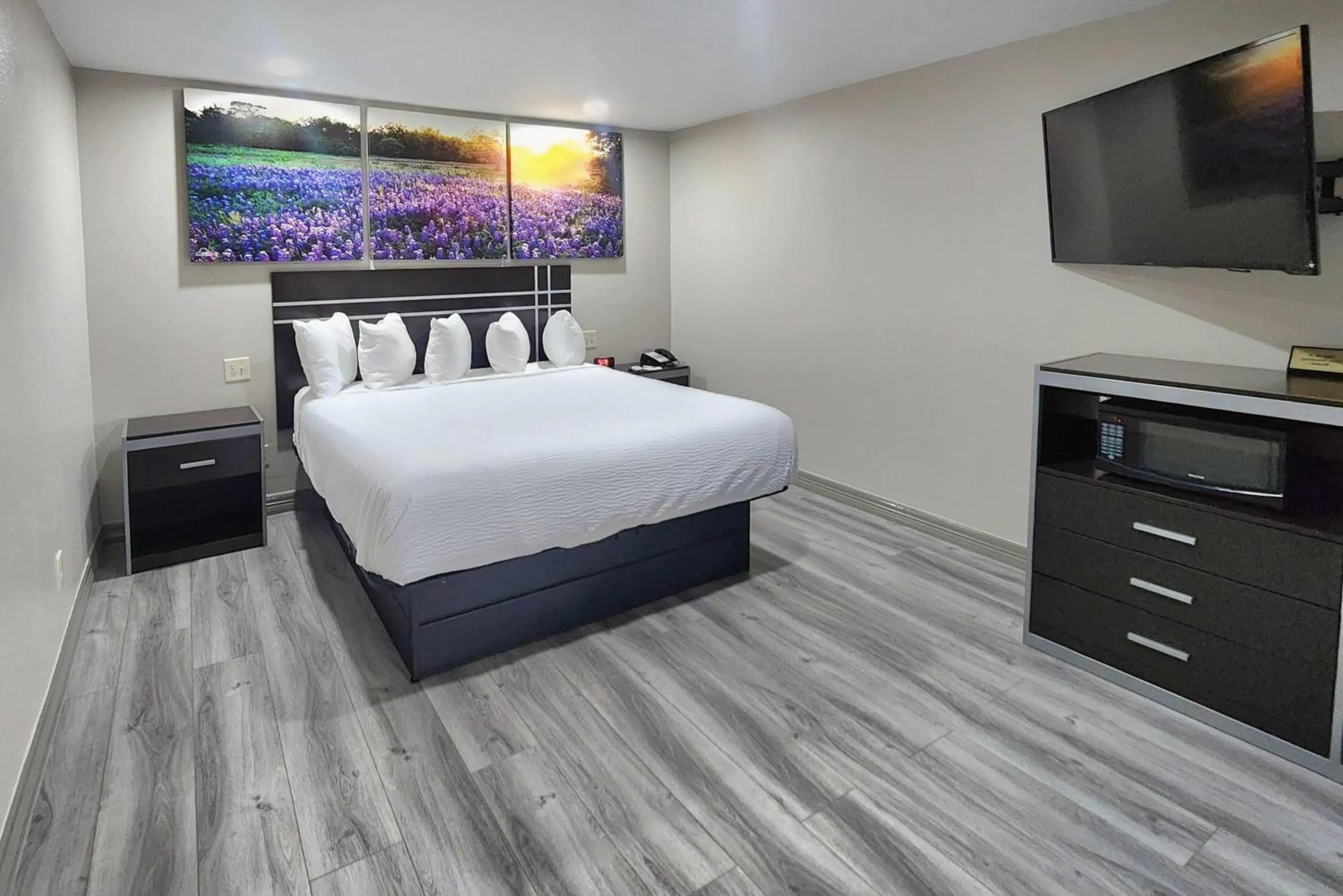 Photo of the whole room, Bed in Days Inn by Wyndham Baytown TX