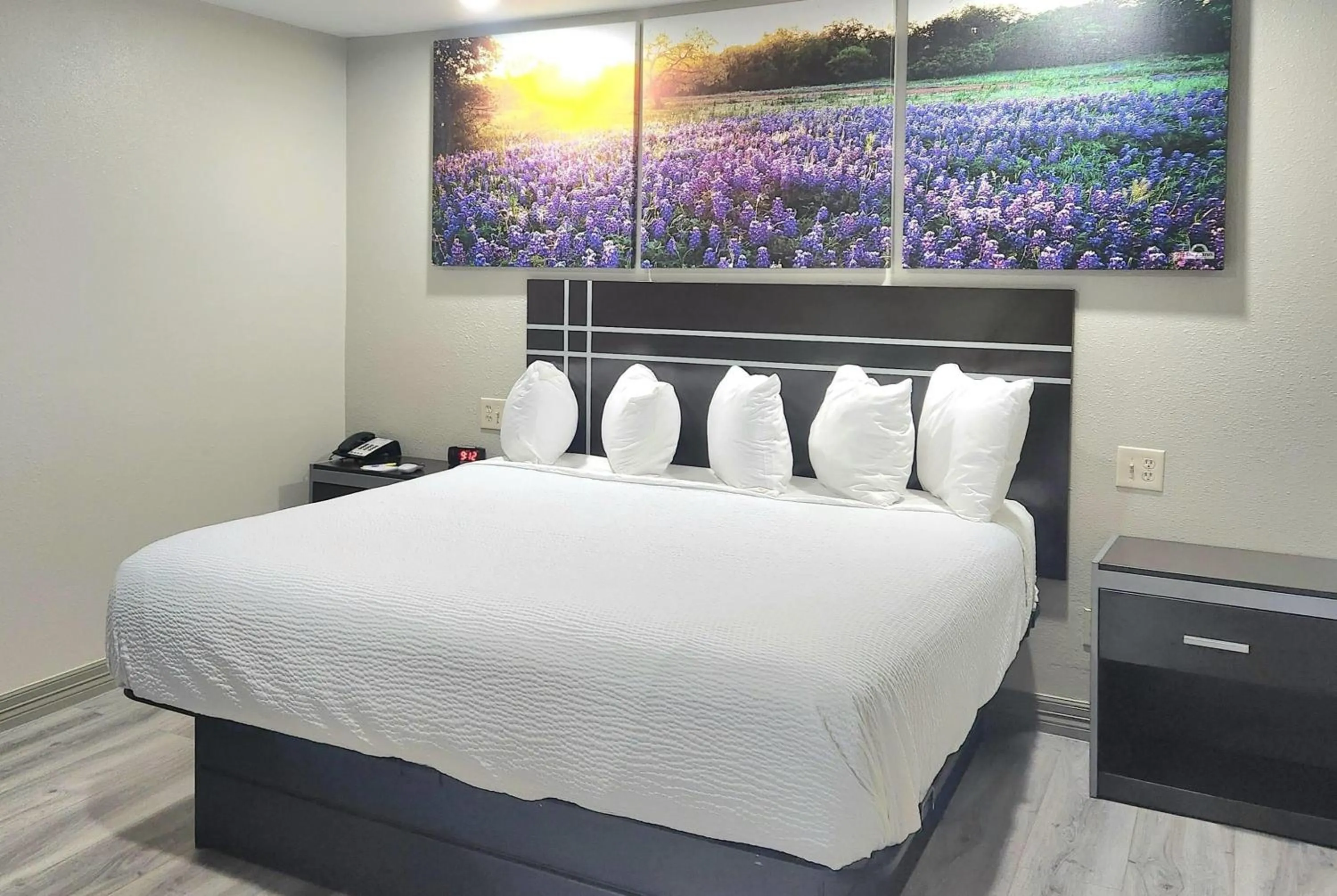 Photo of the whole room, Bed in Days Inn by Wyndham Baytown TX