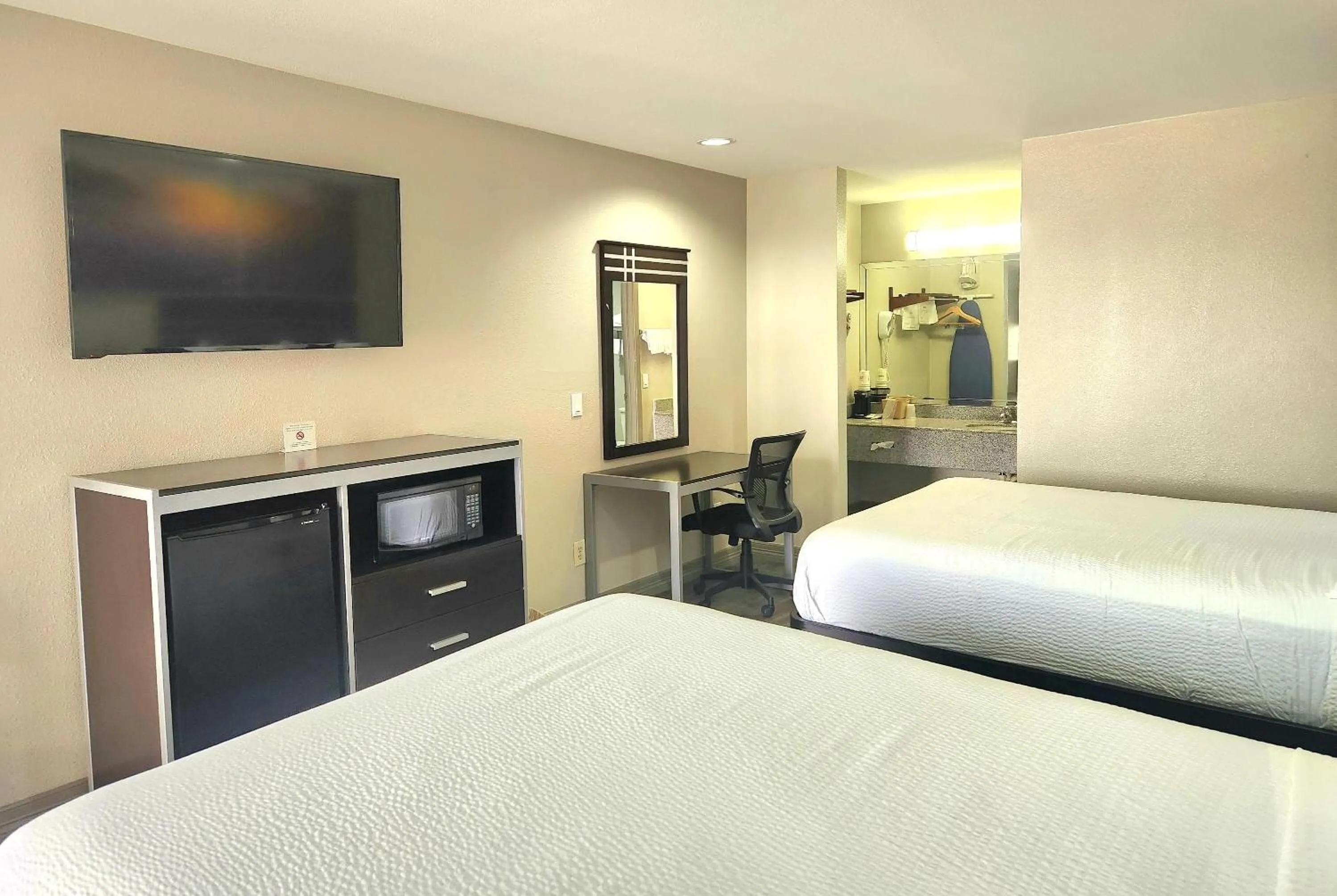 Photo of the whole room, Bed in Days Inn by Wyndham Baytown TX