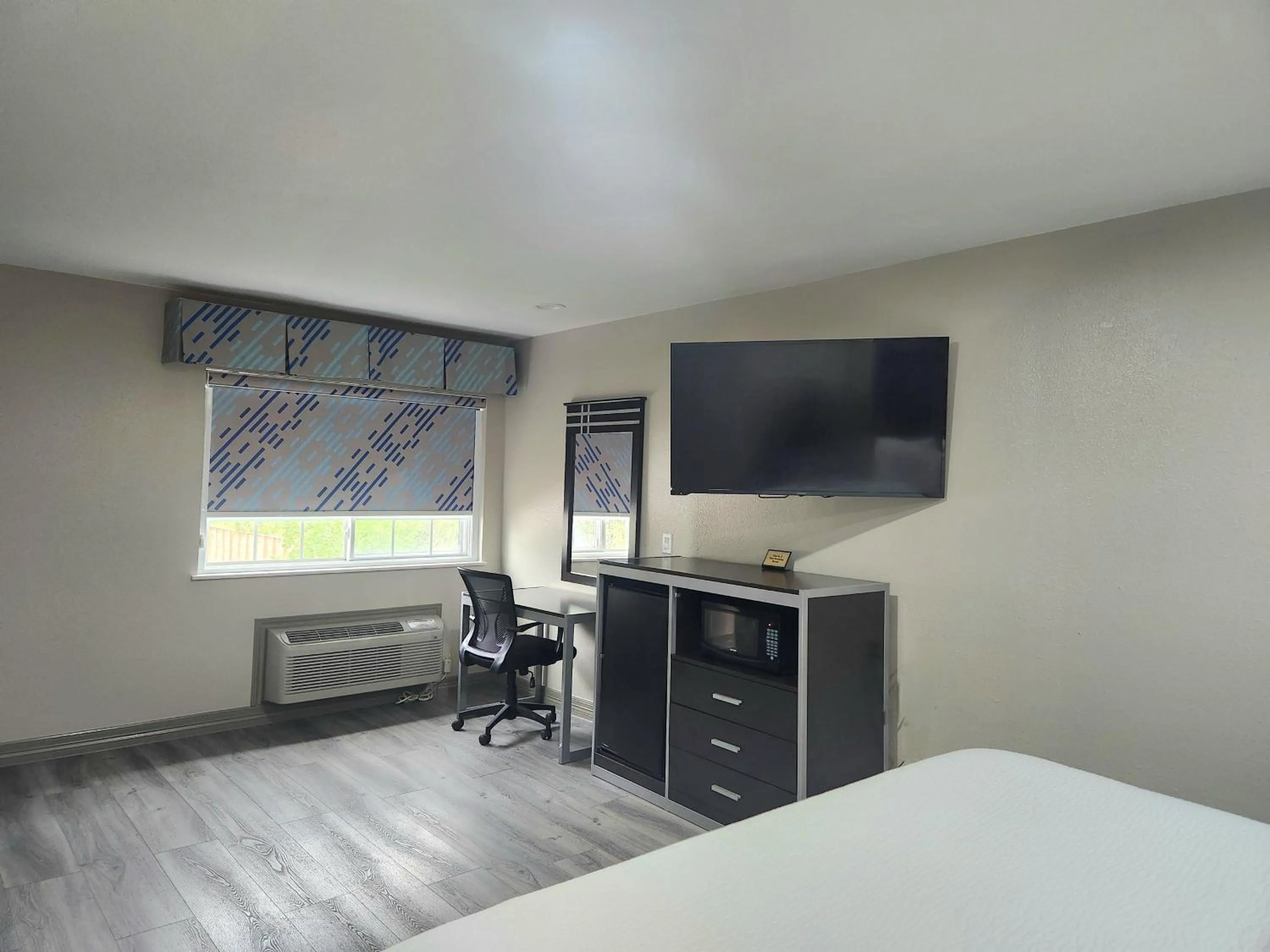 Bedroom, Bed in Days Inn by Wyndham Baytown TX