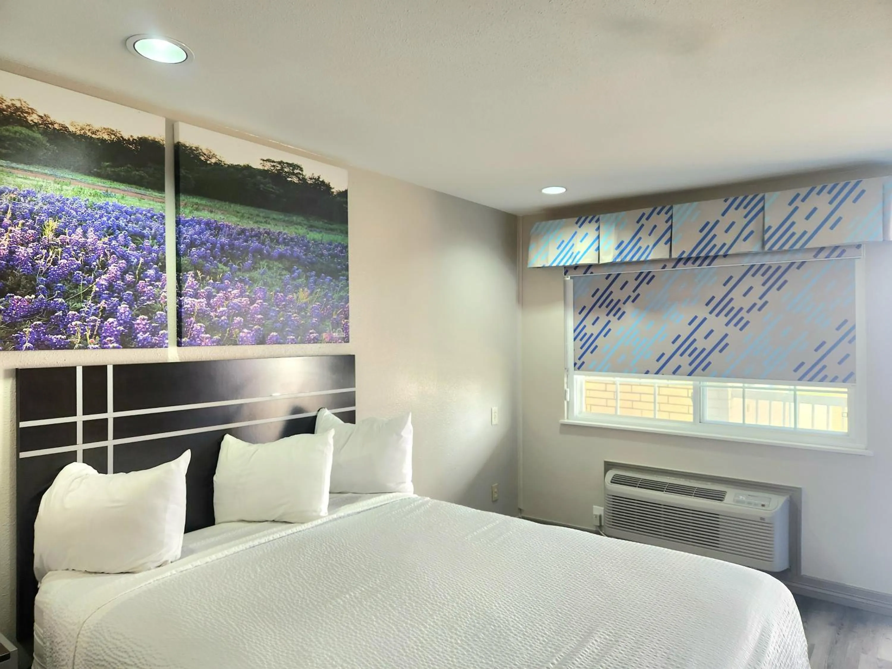 Bedroom, Bed in Days Inn by Wyndham Baytown TX