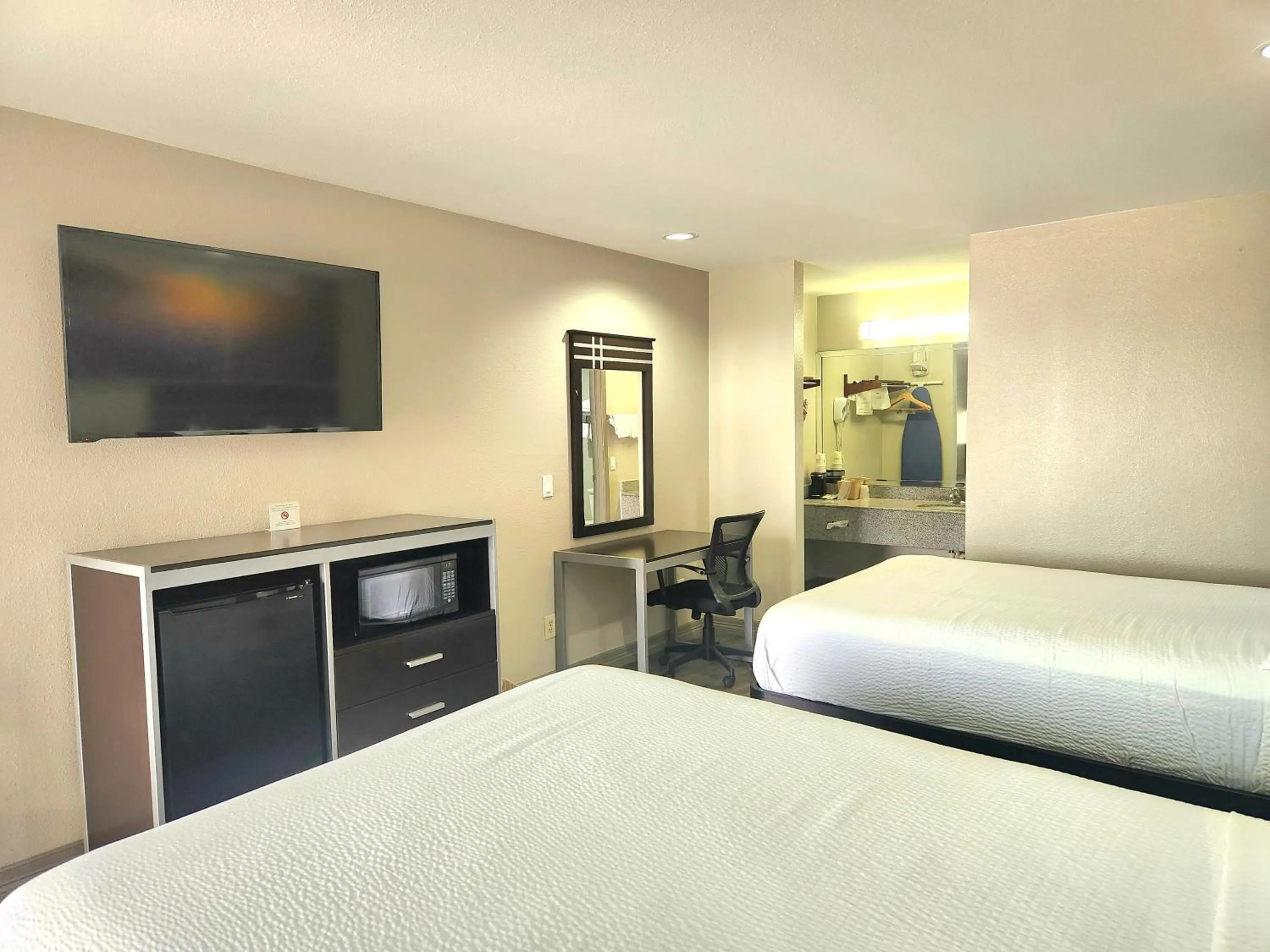 Bedroom, Bed in Days Inn by Wyndham Baytown TX