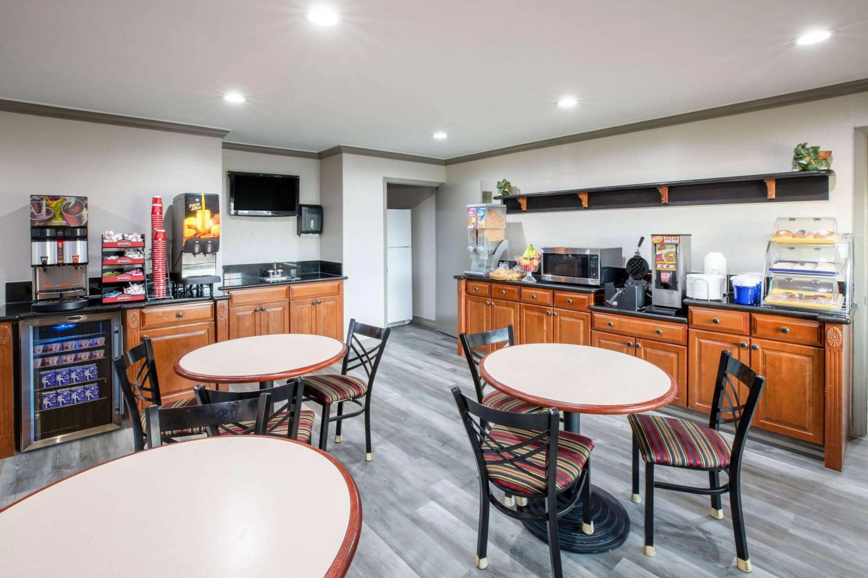 Breakfast in Days Inn by Wyndham Baytown TX