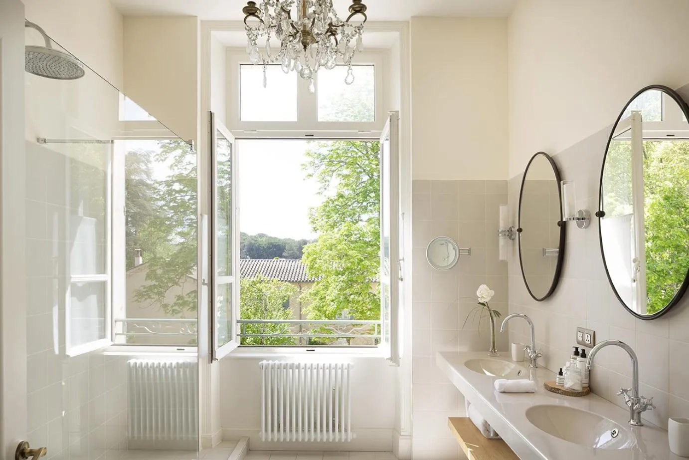 Shower in Château de Montcaud