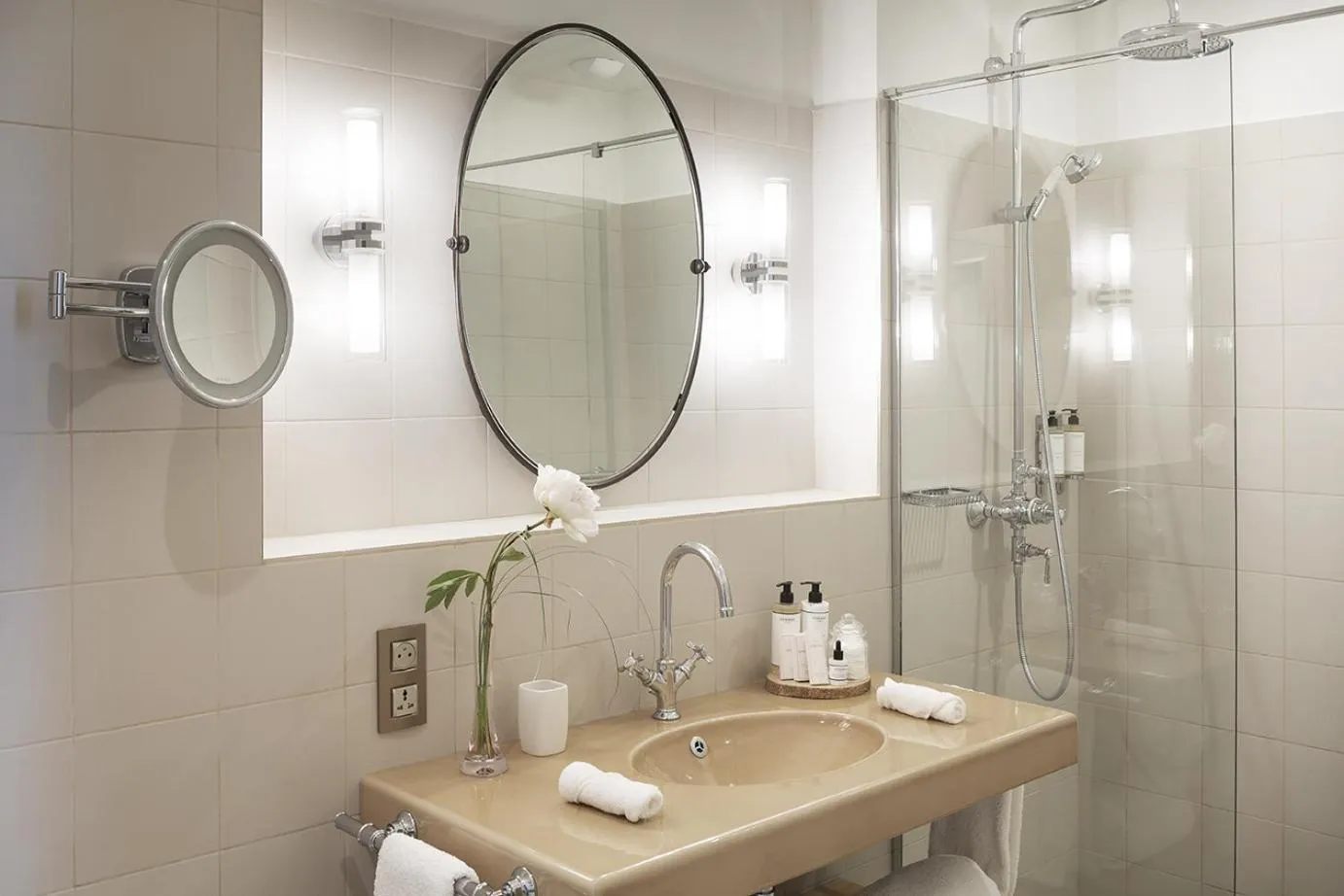 Shower in Château de Montcaud