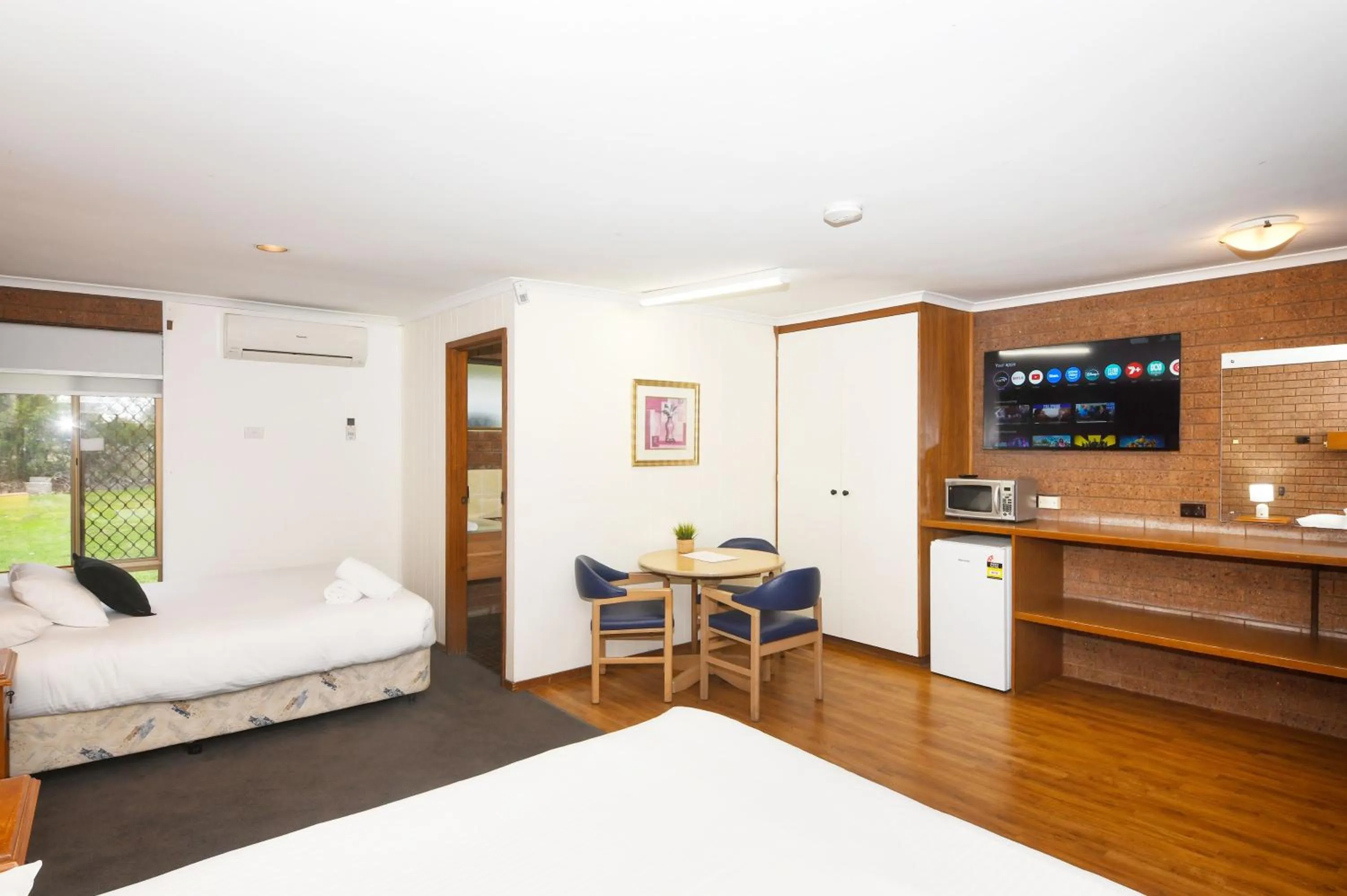 Bed in Greenacres Motel