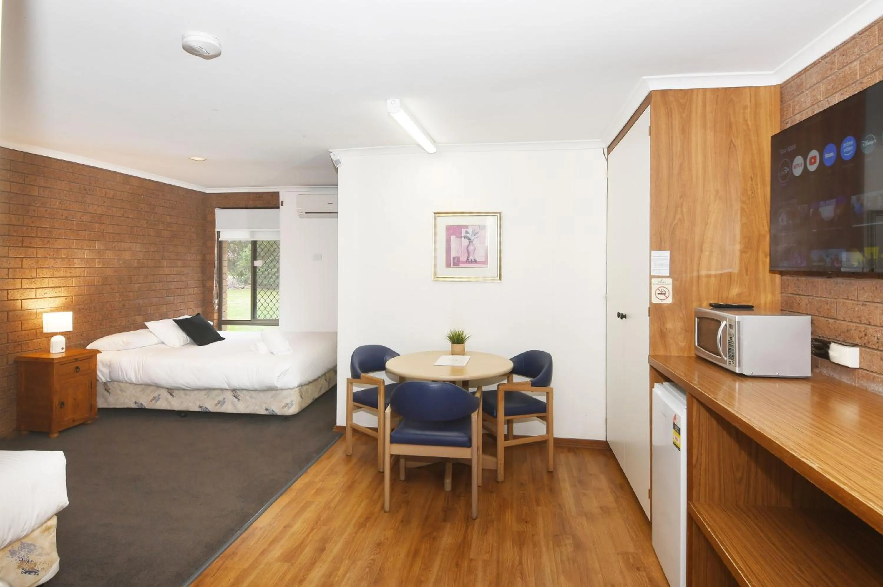 Bed in Greenacres Motel