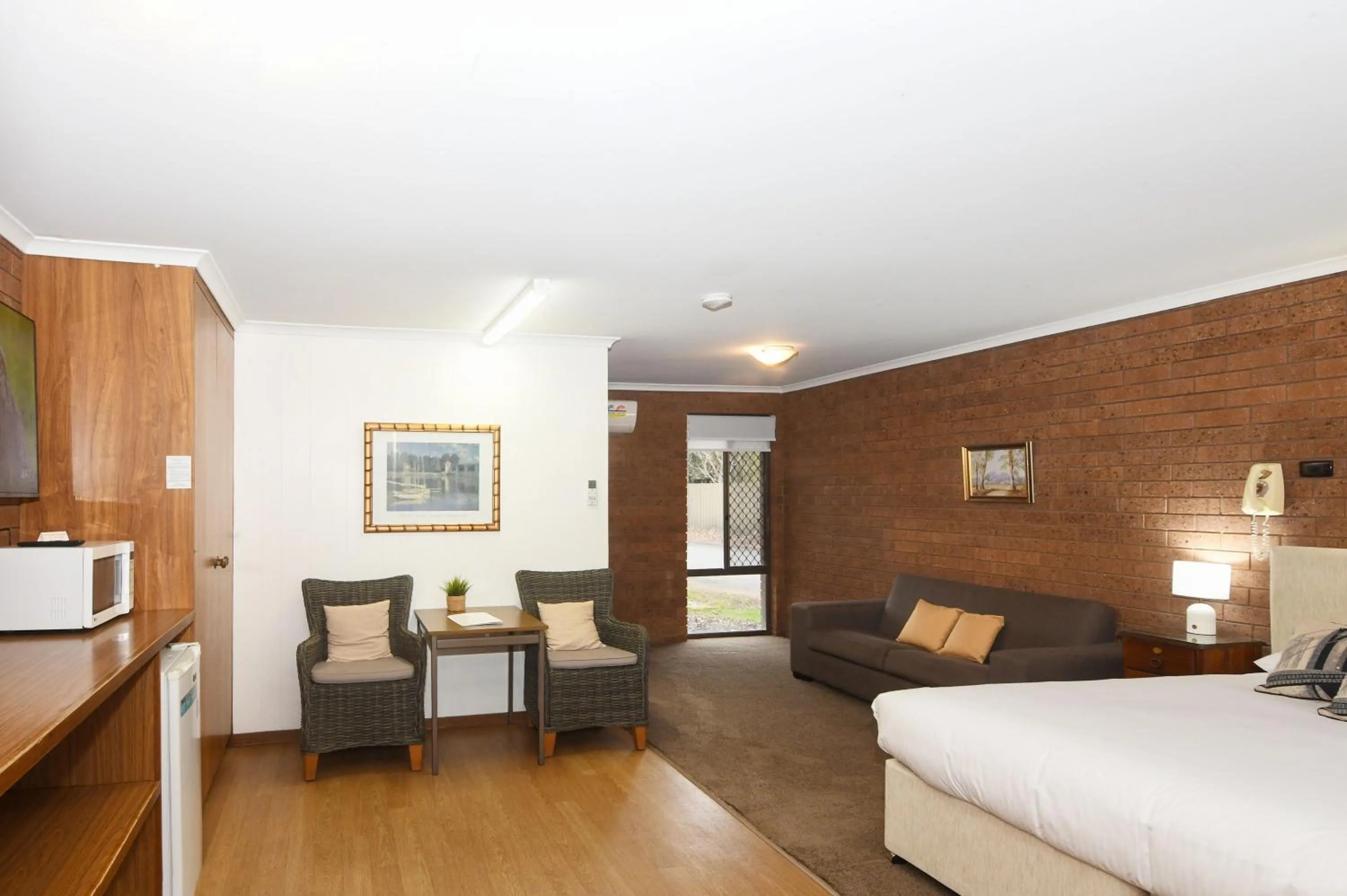 Bed in Greenacres Motel