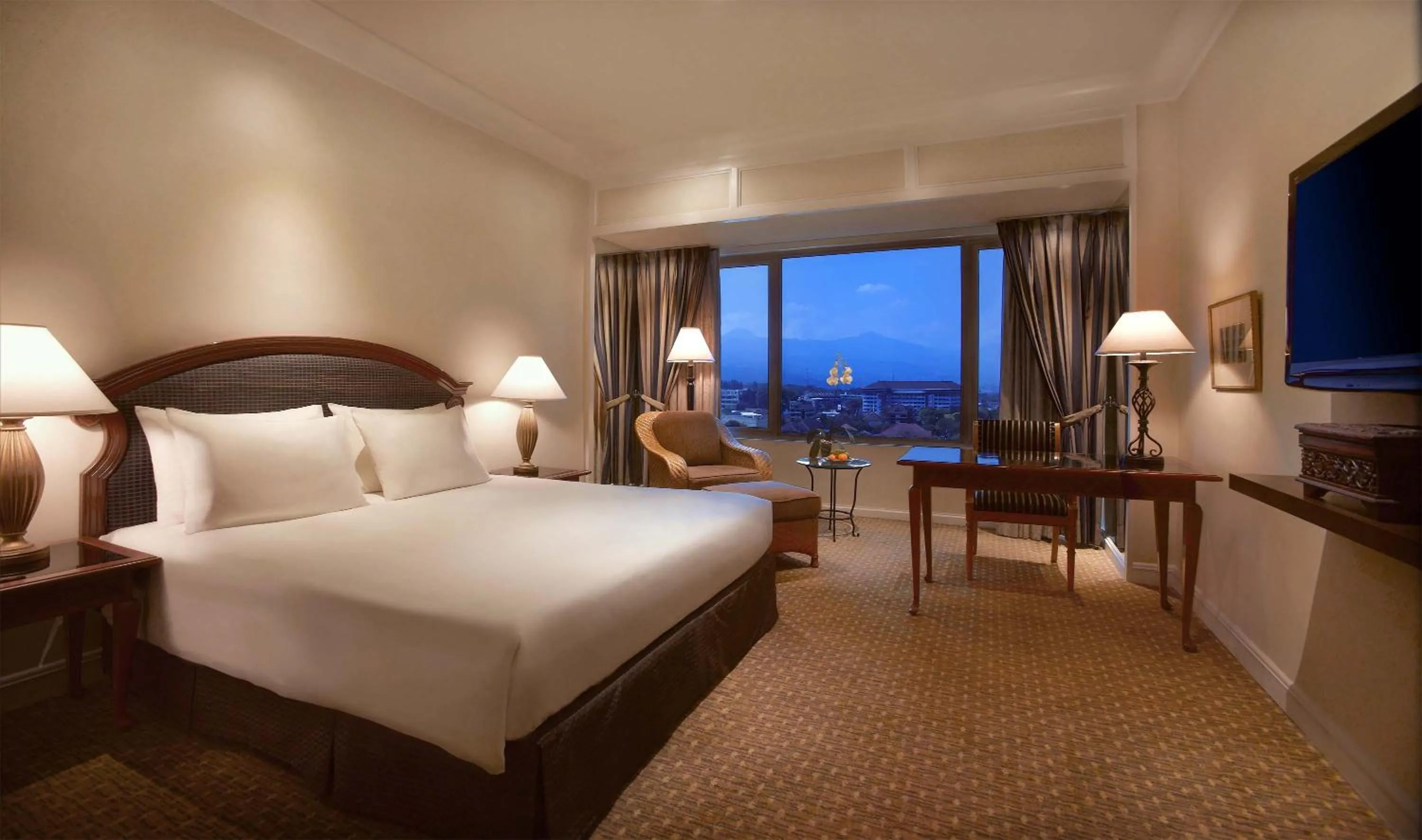 Photo of the whole room, Bed in Aryaduta Bandung