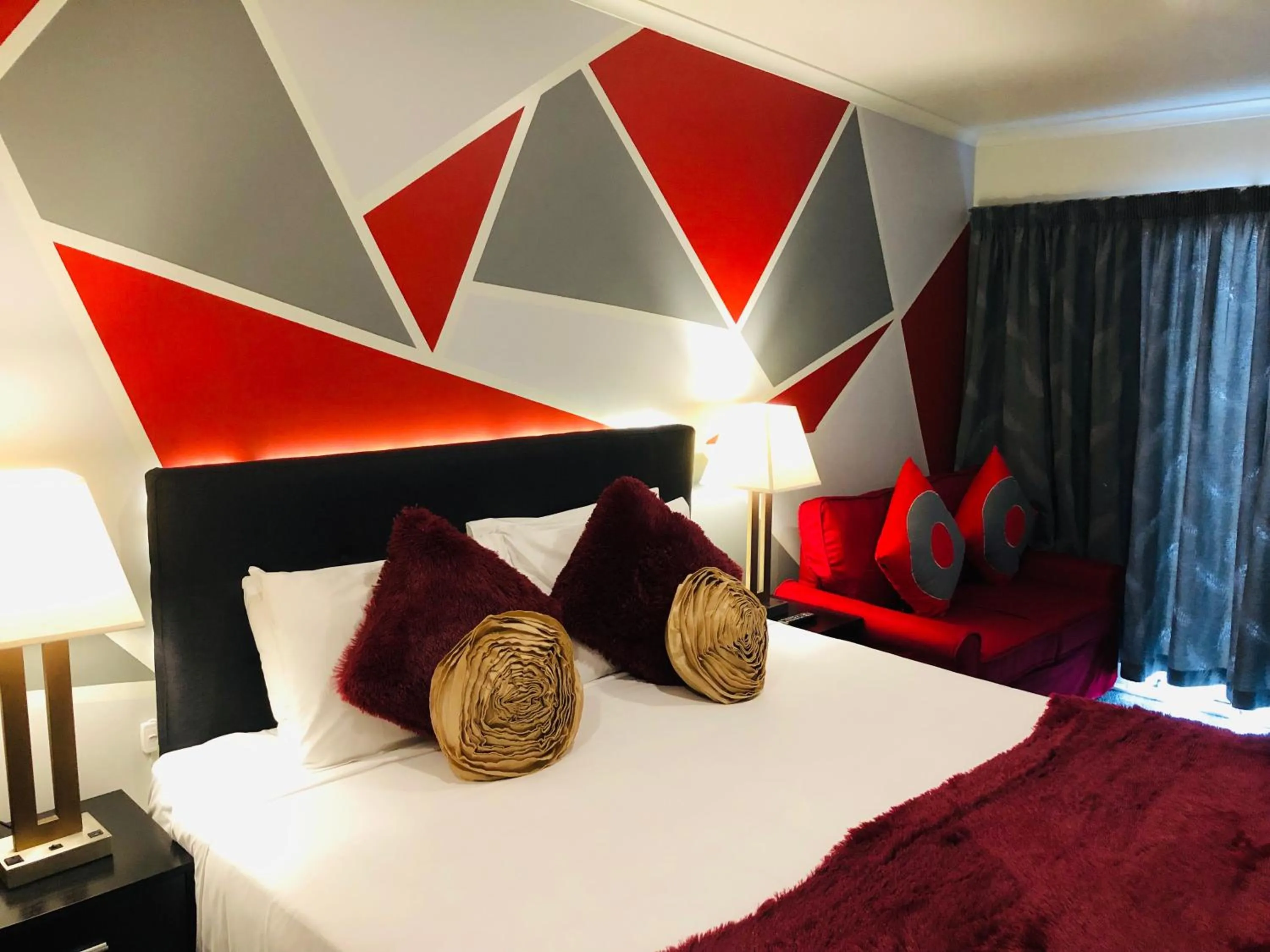 Photo of the whole room, Bed in Silver Fern Lodge