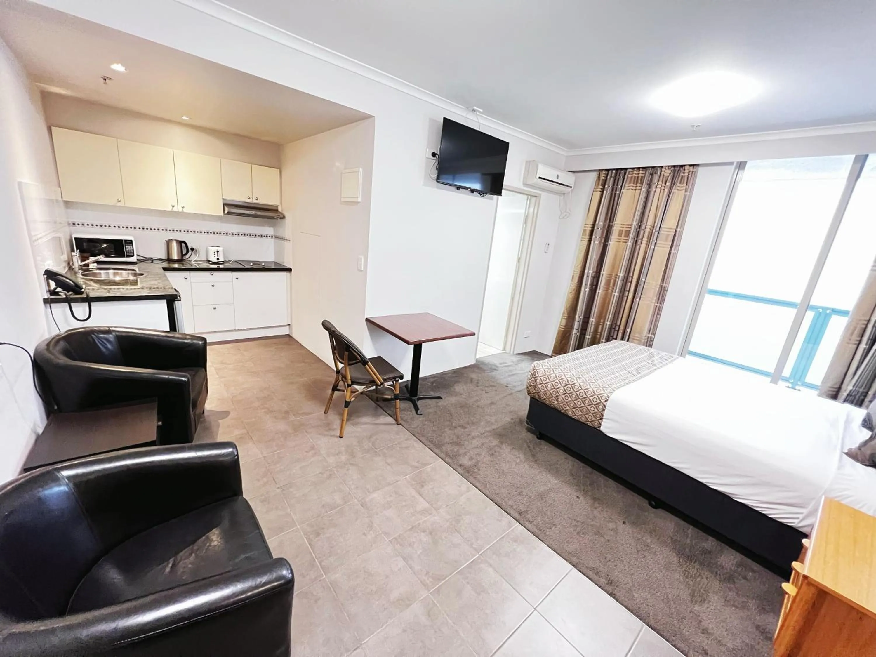 Living room, Bed in Carlton Lygon Lodge - Close to Melbourne Uni