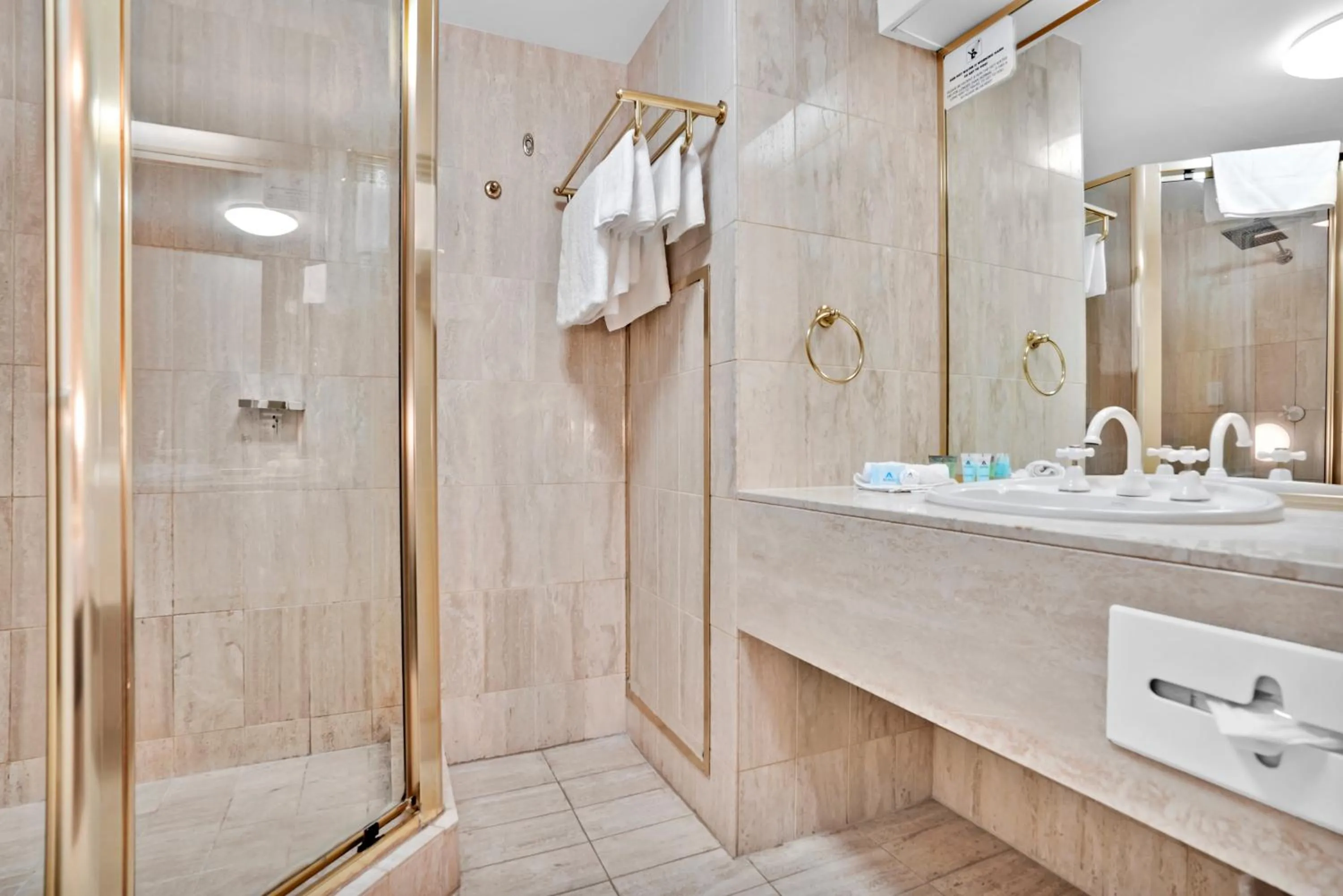 Shower in Carlton Lygon Lodge - Close to Melbourne Uni