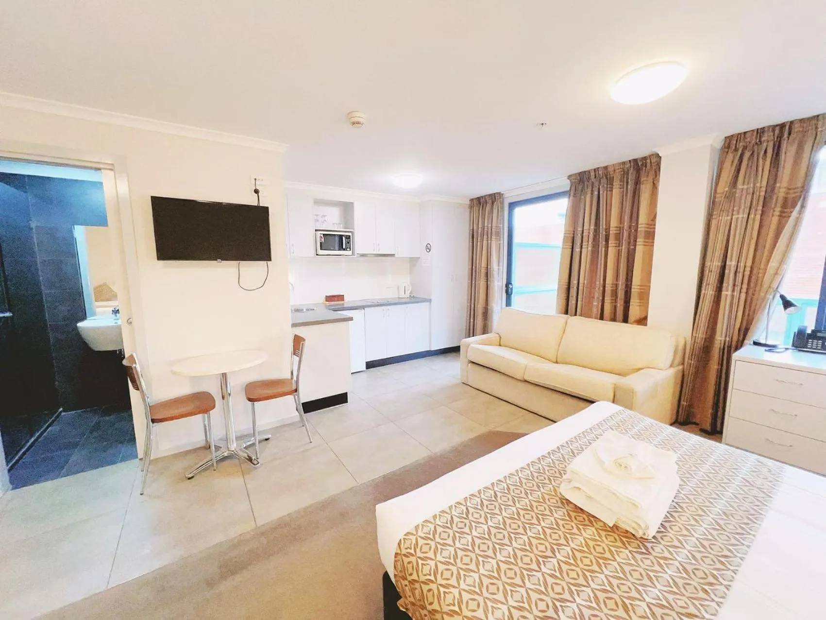 TV and multimedia, Bed in Carlton Lygon Lodge - Close to Melbourne Uni