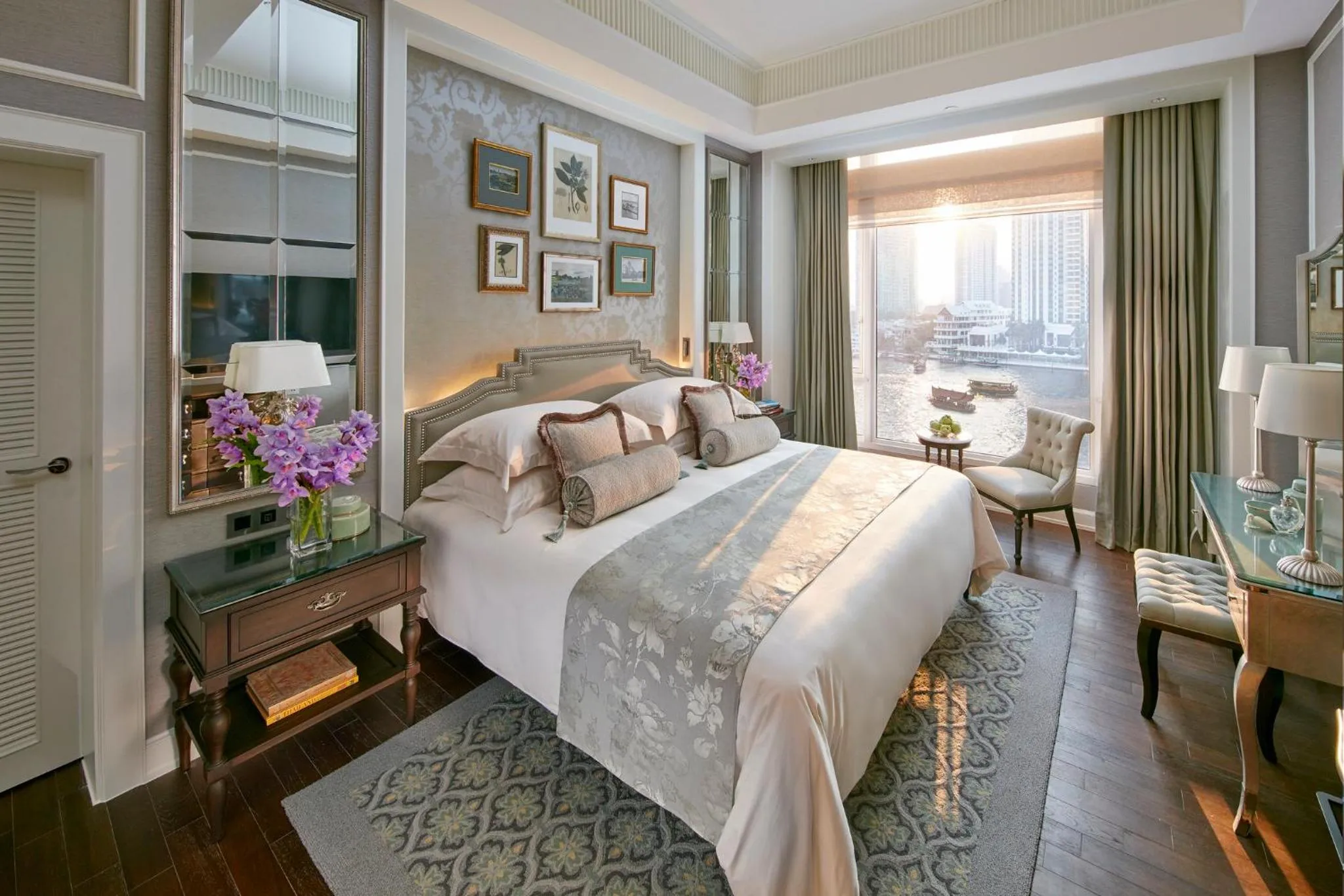Photo of the whole room, Bed in Mandarin Oriental, Bangkok