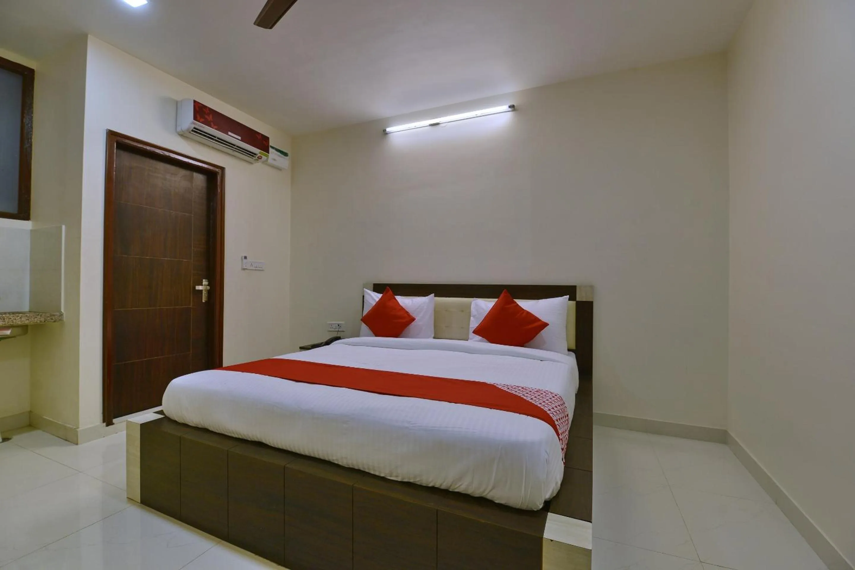 Bathroom, Bed in Hotel O Heritage Haveli