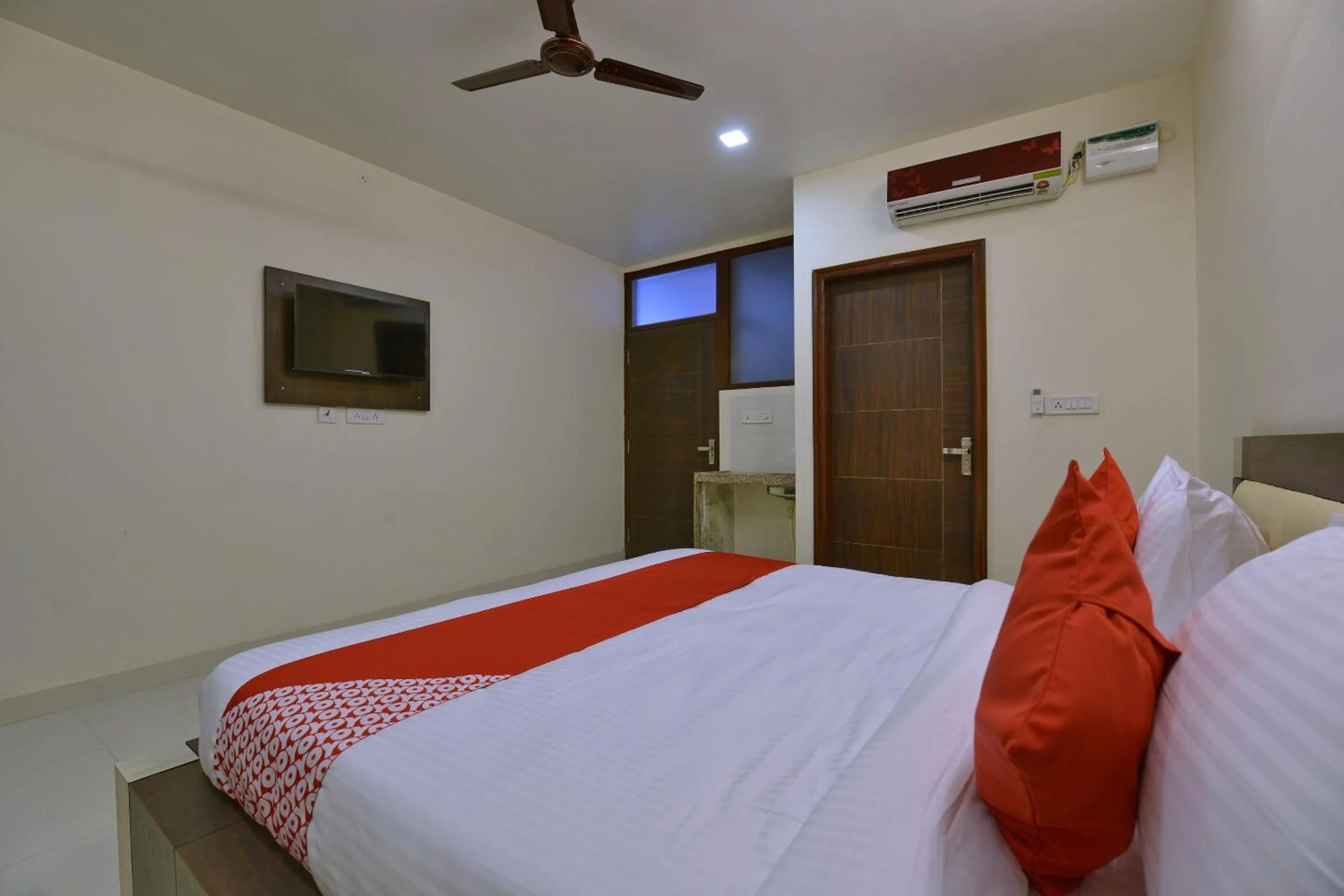 Facade/entrance, Bed in Hotel O Heritage Haveli