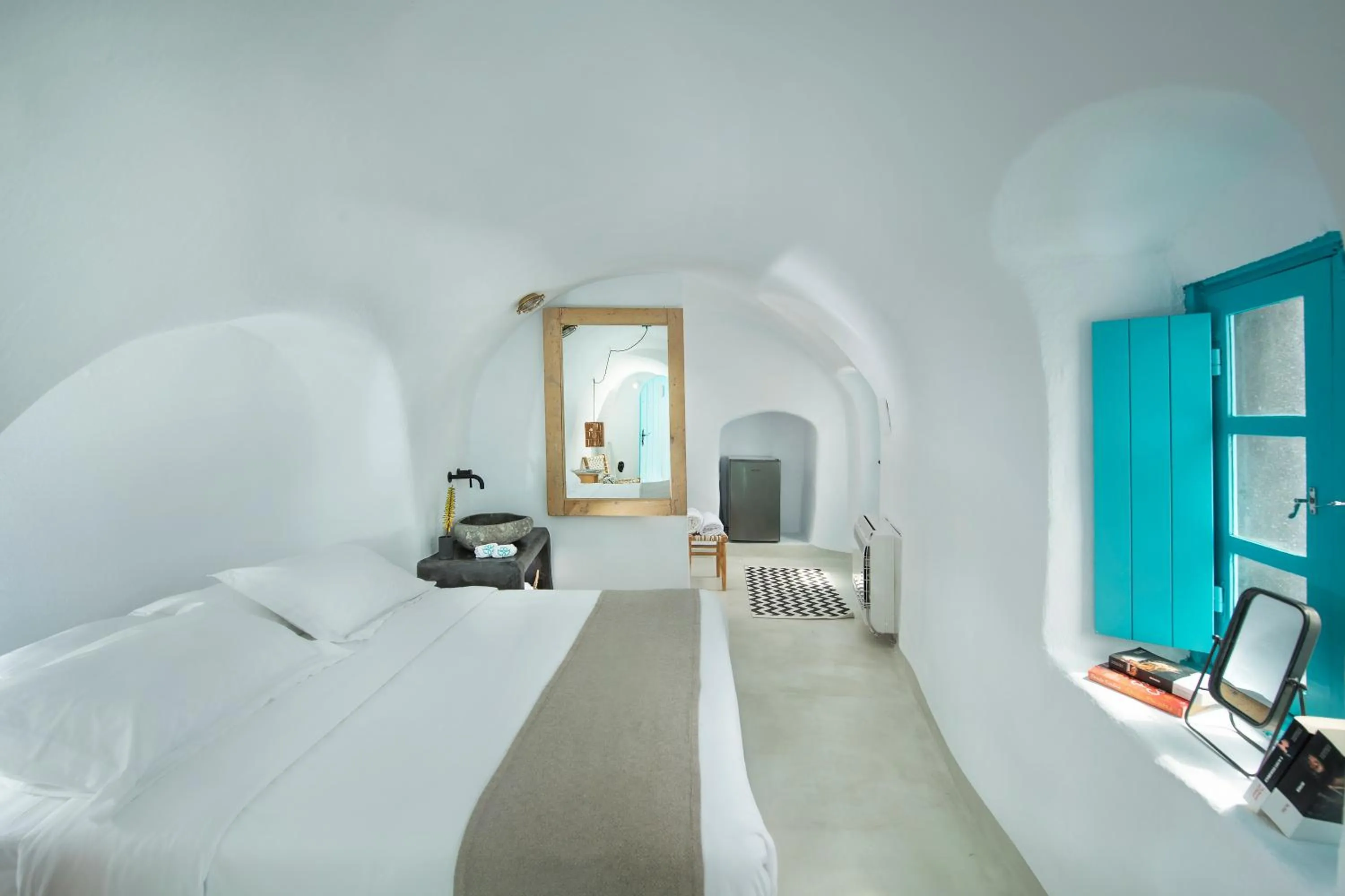 Photo of the whole room, Bed in Sophia Oia View